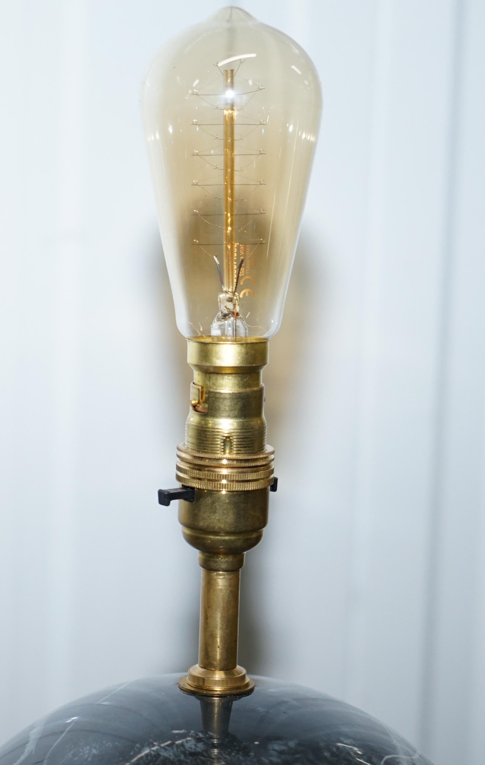 Runde Marmor-Lampe mit gestuftem Plexiglas-Sockel, verspiegelte Kanten, 1960er Jahre im Angebot 4