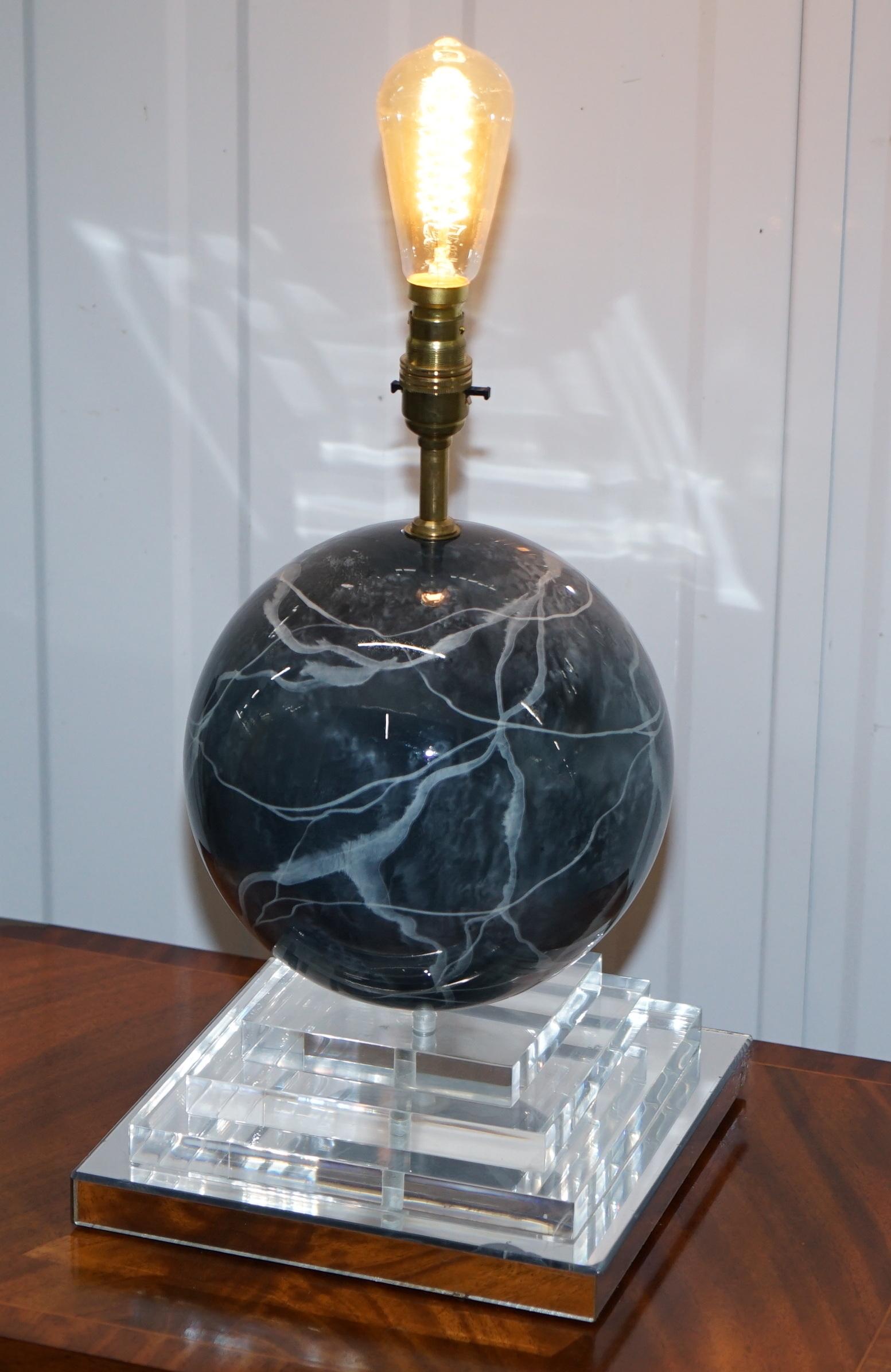 Runde Marmor-Lampe mit gestuftem Plexiglas-Sockel, verspiegelte Kanten, 1960er Jahre (Moderne der Mitte des Jahrhunderts) im Angebot