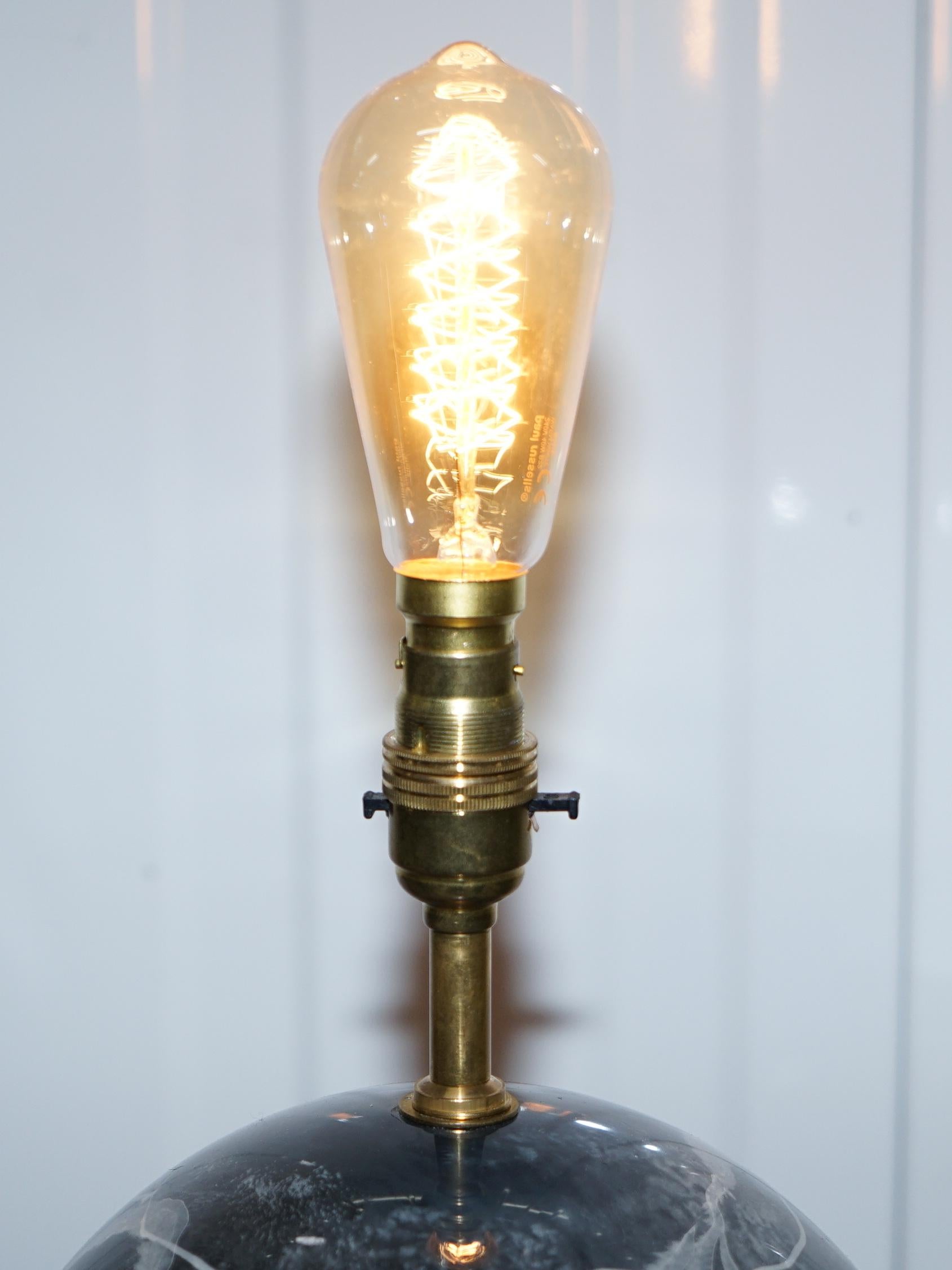 Runde Marmor-Lampe mit gestuftem Plexiglas-Sockel, verspiegelte Kanten, 1960er Jahre im Angebot 1