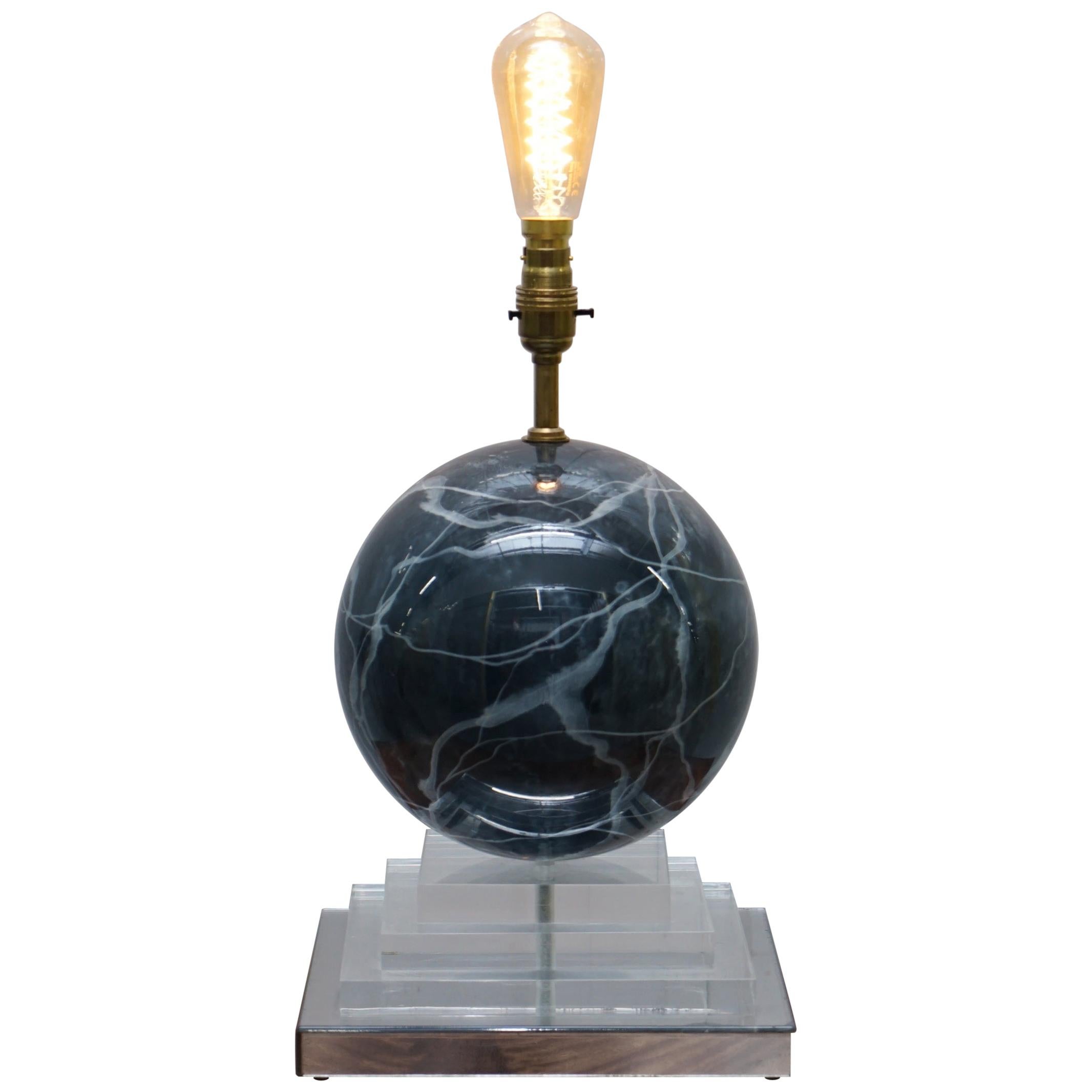 Runde Marmor-Lampe mit gestuftem Plexiglas-Sockel, verspiegelte Kanten, 1960er Jahre im Angebot