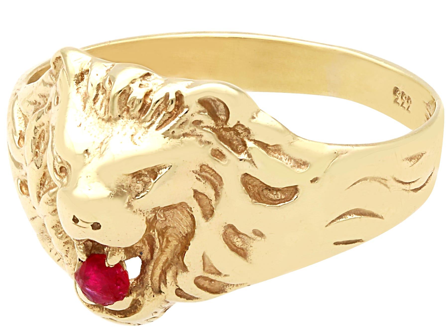 A fine and impressive men's vintage 1960s 0.06 carat ruby and 9 karat yellow gold lion ring; part of our diverse vintage 1960s jewelry collections.

This fine and impressive vintage ruby ring has been crafted in 9k yellow gold.

The ring has been