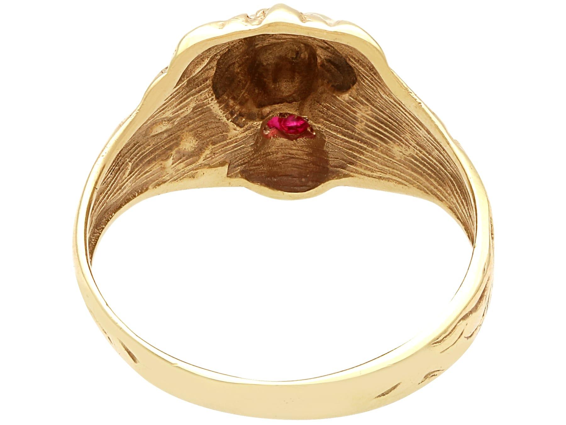 Anillo vintage de rubí y león de oro amarillo de 9 quilates Corte redondo