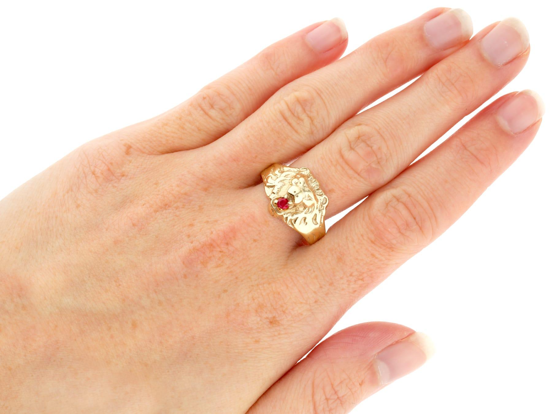 Vintage 1960s Ruby and 9k Yellow Gold Lion Ring In Excellent Condition For Sale In Jesmond, Newcastle Upon Tyne