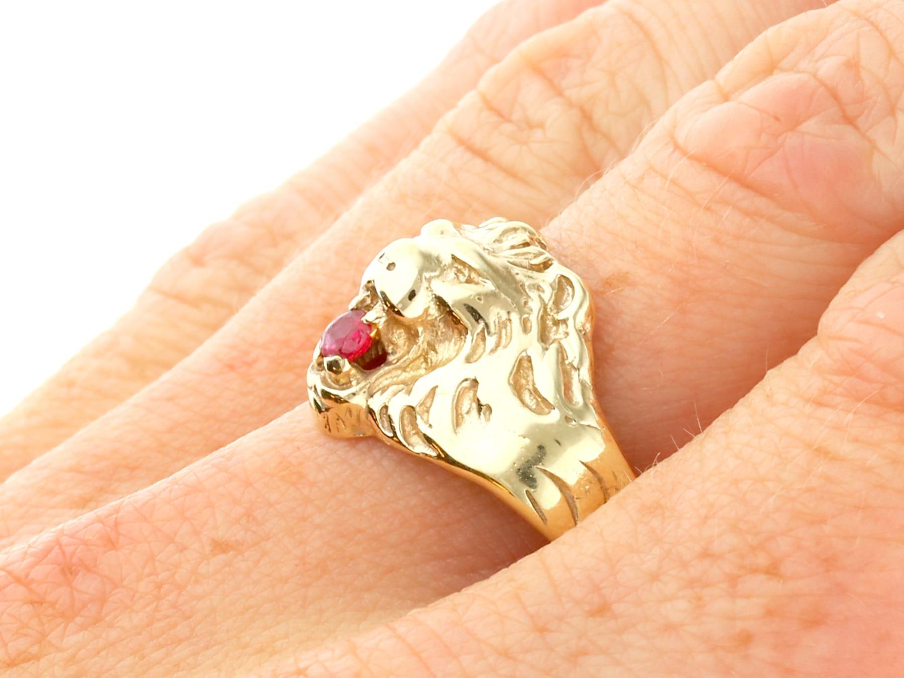 Vintage 1960s Ruby and 9k Yellow Gold Lion Ring (bague lion en or jaune 9k et rubis) en vente 3