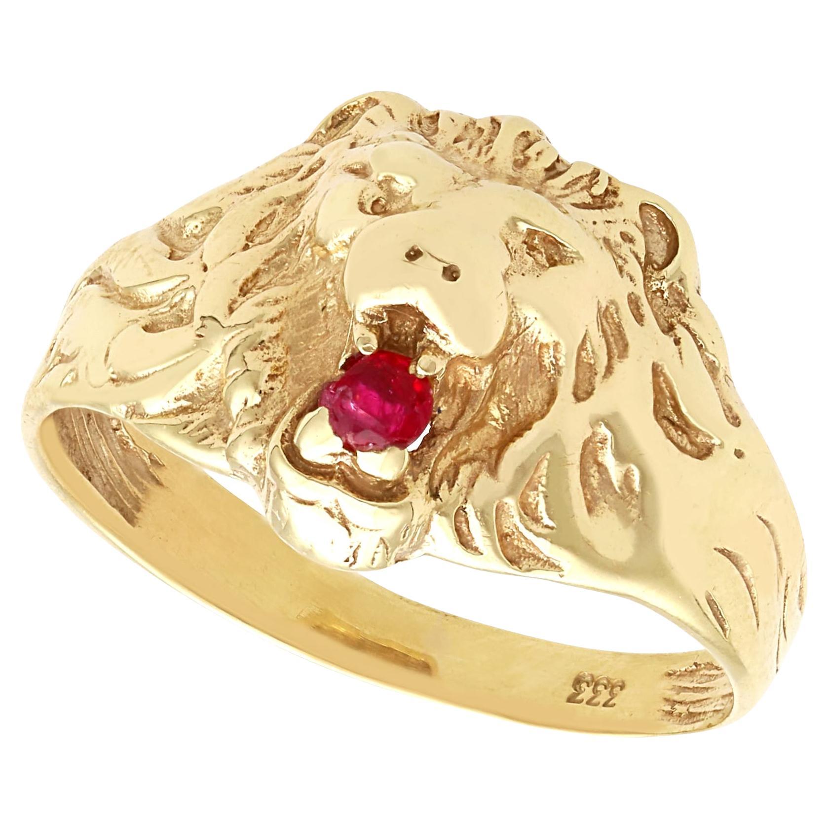 Vintage 1960s Ruby and 9k Yellow Gold Lion Ring (bague lion en or jaune 9k et rubis) en vente