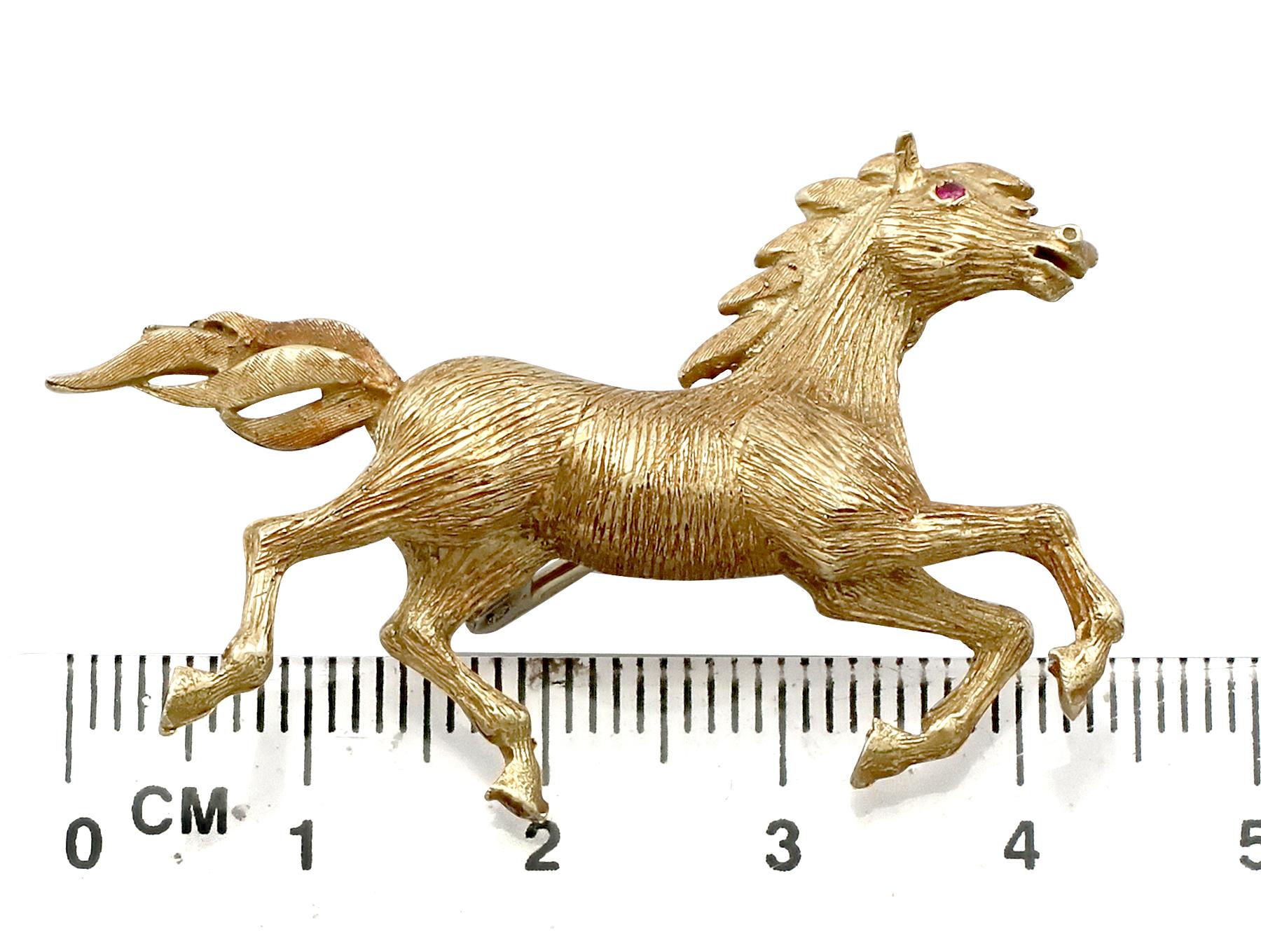 1960s Ruby and Yellow Gold Horse Brooch In Excellent Condition In Jesmond, Newcastle Upon Tyne