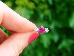 1960er Jahre Rubin-Diamant-Gelbgold-Ring mit drei Steinen