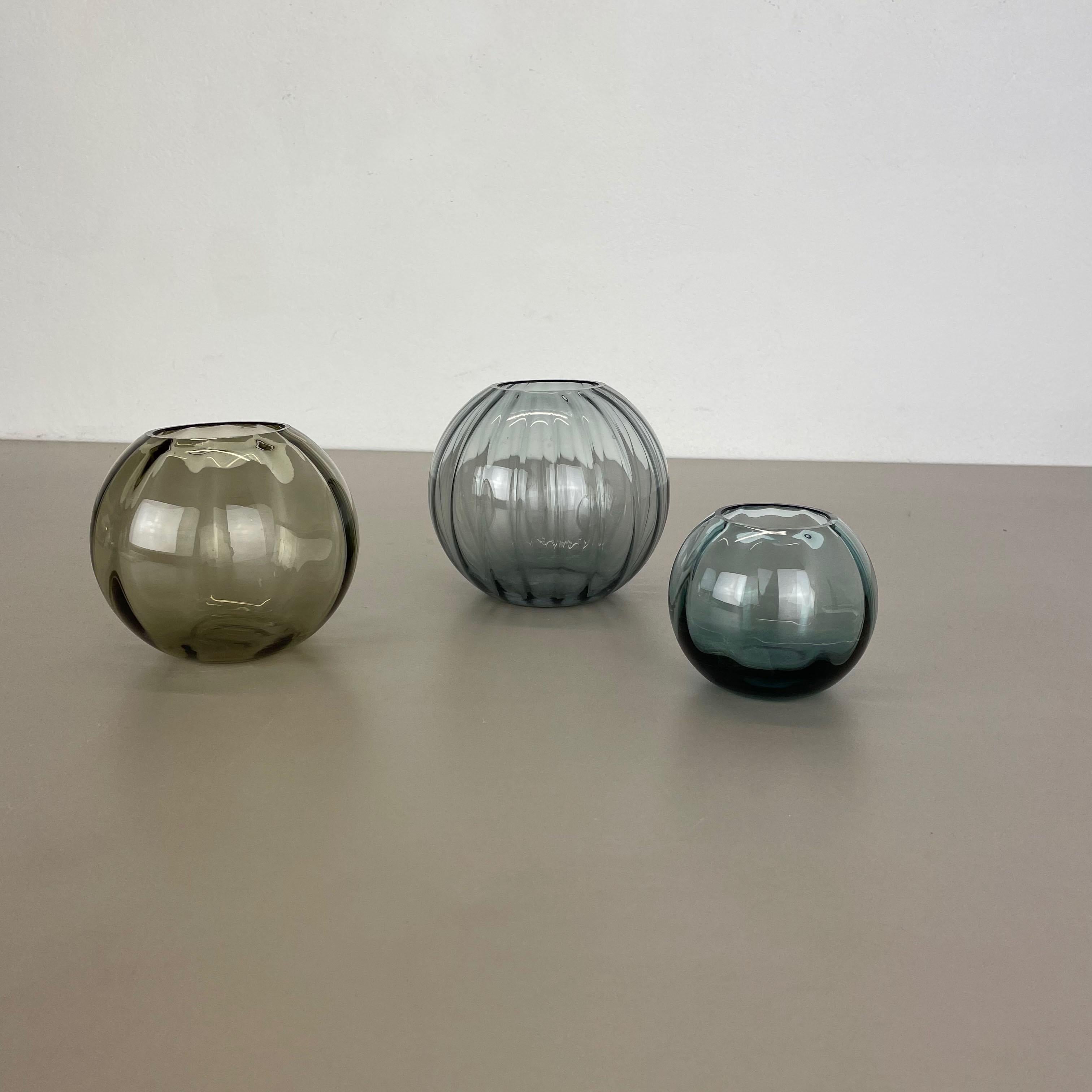 Vintage 1960s Set of 3 Ball Vases Turmaline by Wilhelm Wagenfeld for WMF Germany In Good Condition For Sale In Kirchlengern, DE