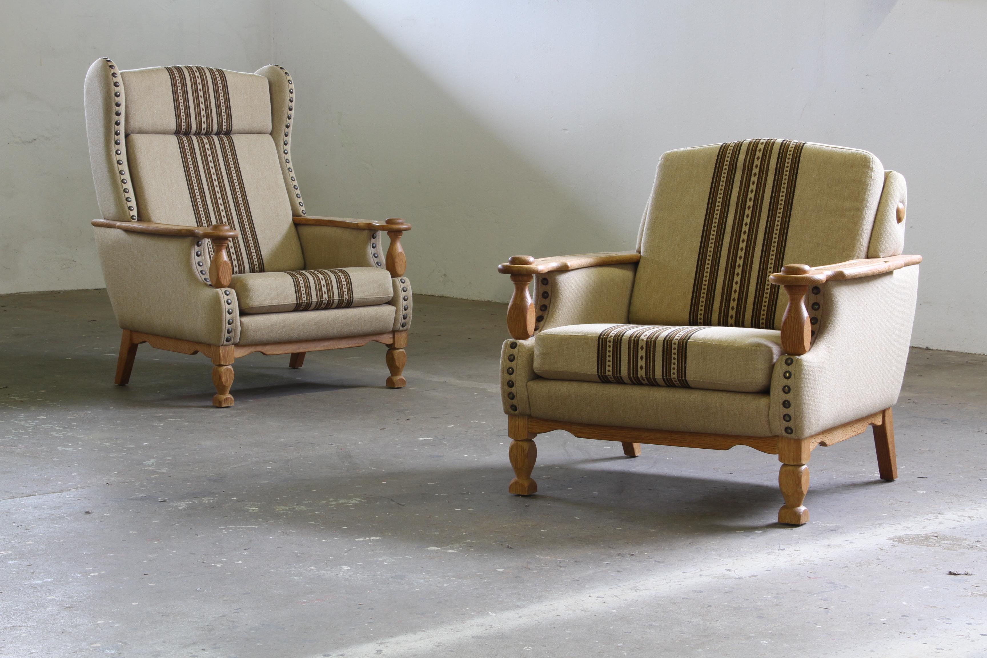 Un magnifique ensemble de chaises design, ressemblant au style de Henning Henry Kjærnulf, forme une rare trouvaille sculpturale. Cet ensemble est fabriqué en chêne et a conservé son revêtement d'origine en laine savak. Créé par un ébéniste danois