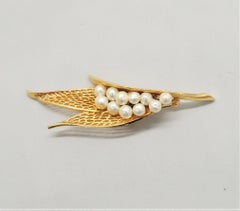 Vintage 1960s Signed Boucher Goldtone Faux-Baroque Pearl Brooch