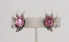 Orecchini a clip di strass rosa finto-peridoto firmati Crown Trifari, vintage, 1960.