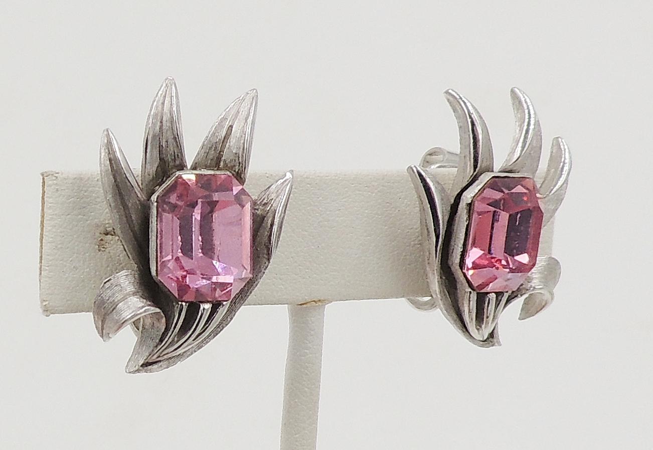 Vintage 1960er Jahre Signierte Crown Trifari Faux-Pink Peridot Strass Clip-Ohrringe (Moderne) im Angebot