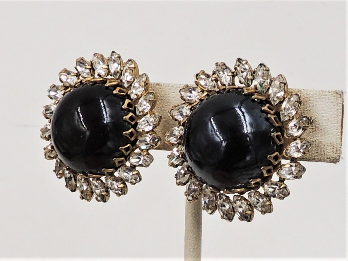 Modern Vintage 1960s Signed Hattie Carnegie Cabochon Faux-Onyx Clip Earrings For Sale