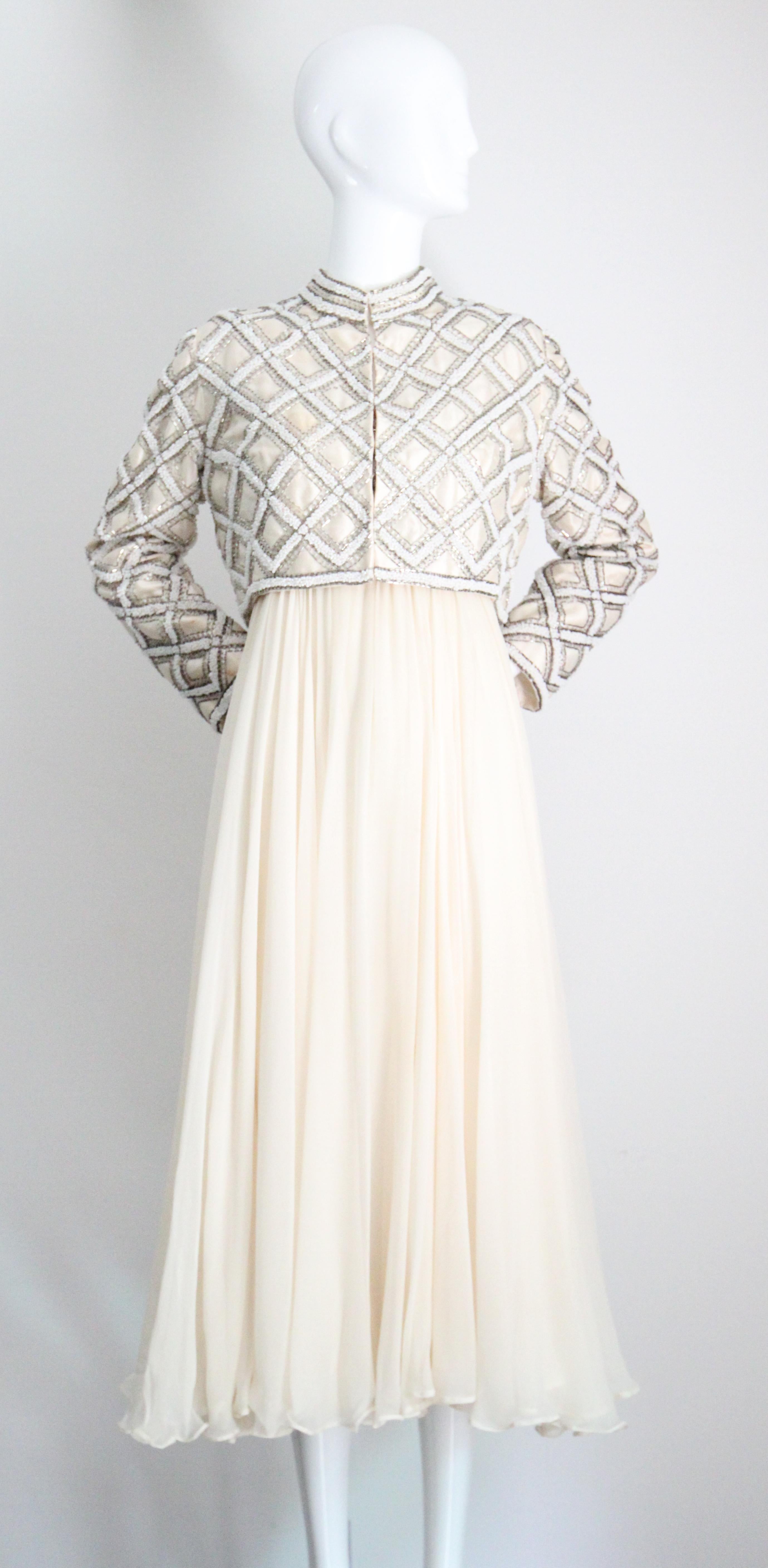 Vintage 1960er Jahre Seide Chiffon Perlen Kleid und passende Jacke Ensemble UK 10 US 6 im Angebot 10