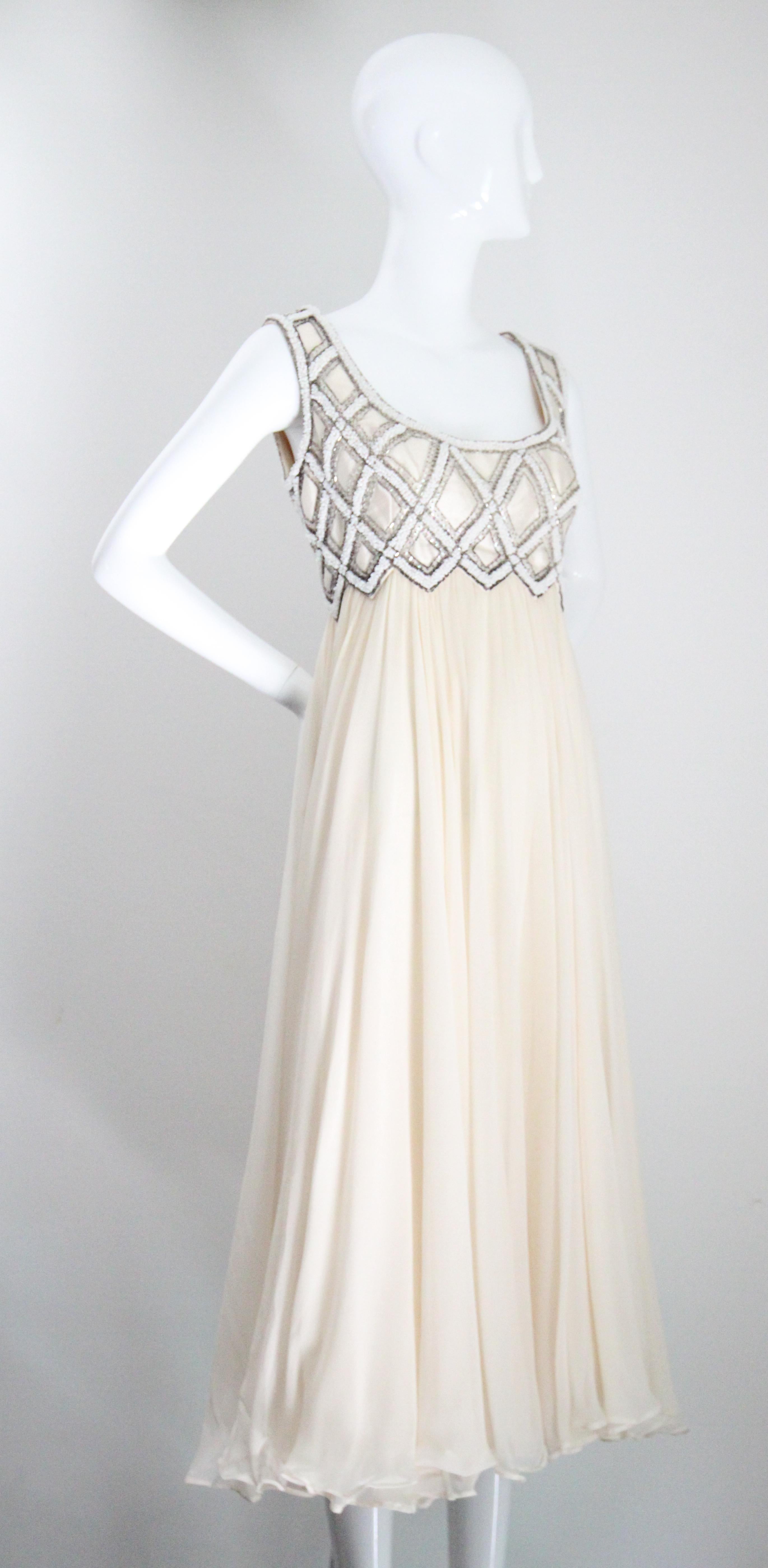 Vintage 1960er Jahre Seide Chiffon Perlen Kleid und passende Jacke Ensemble UK 10 US 6 im Angebot 1