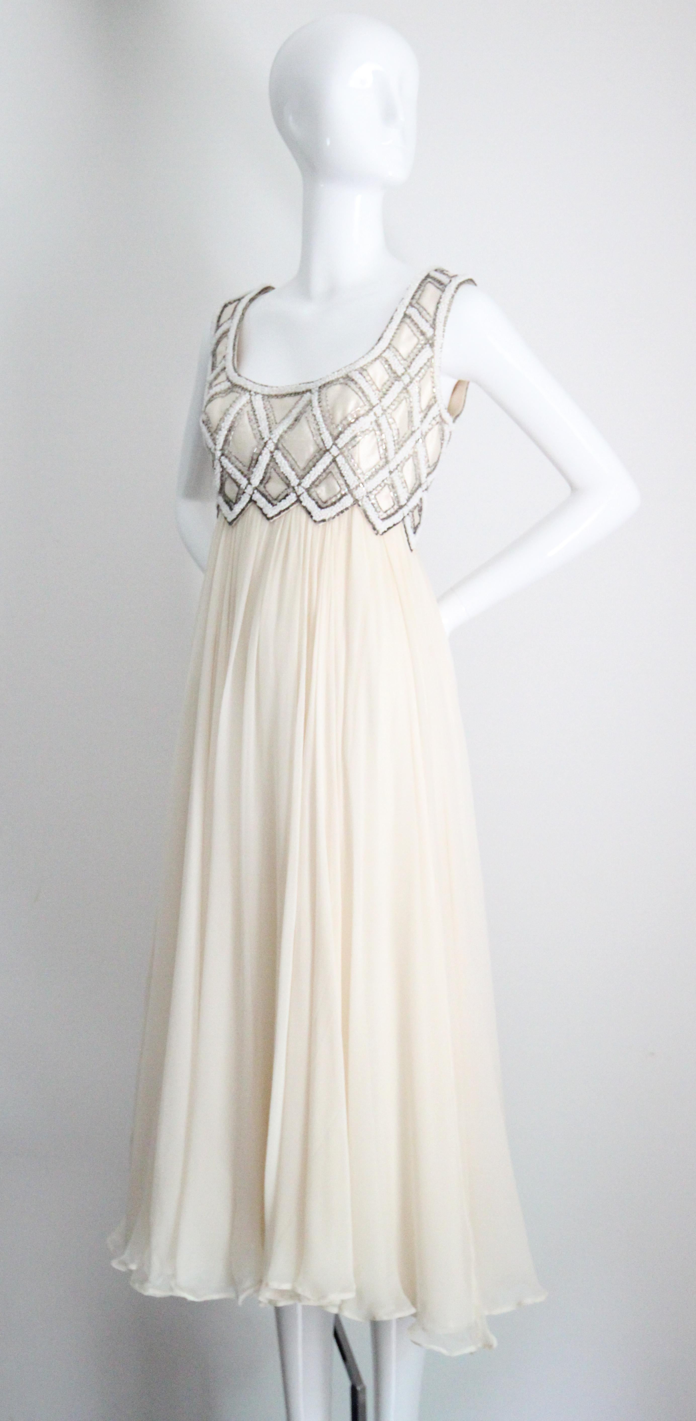 Vintage 1960er Jahre Seide Chiffon Perlen Kleid und passende Jacke Ensemble UK 10 US 6 im Angebot 4