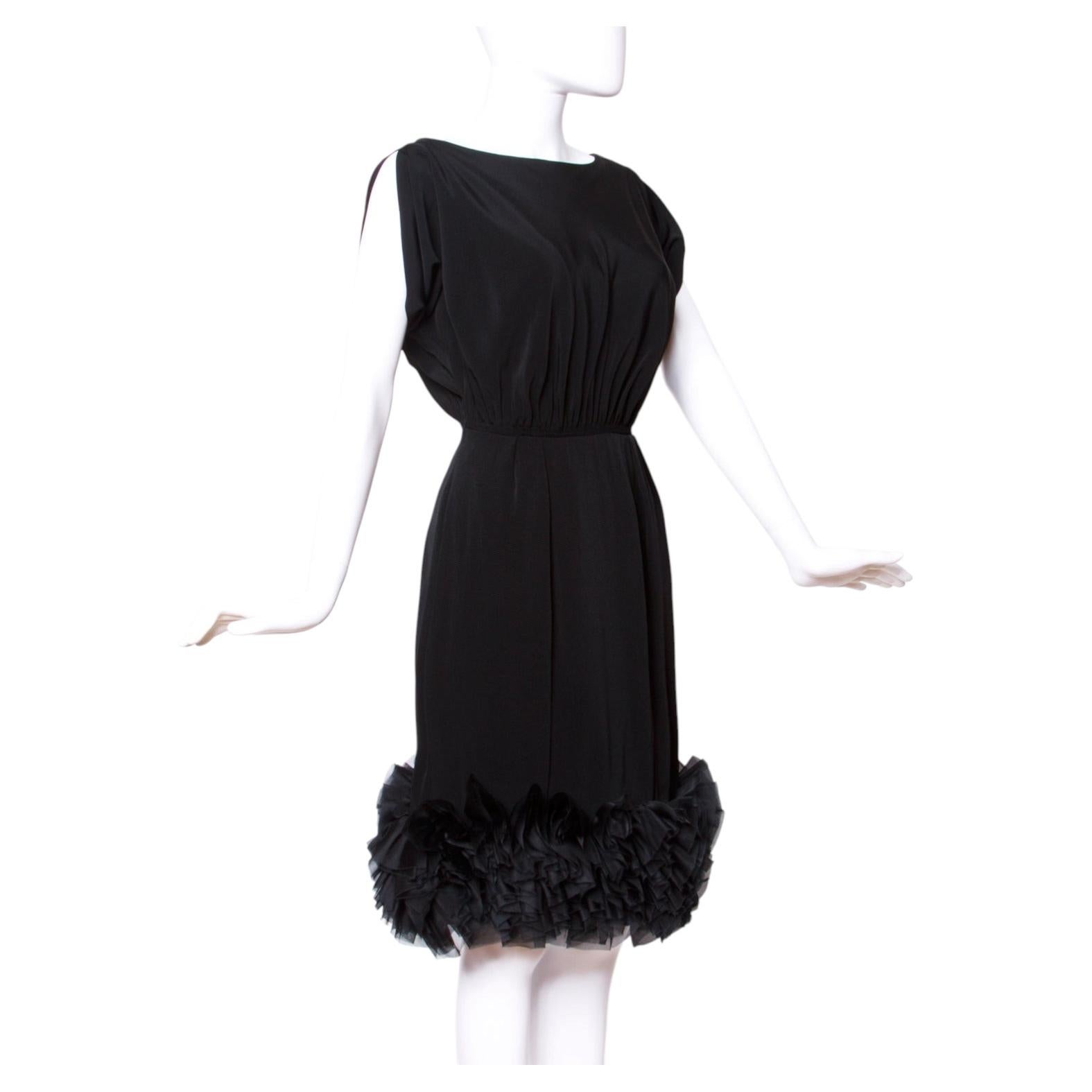 Vestido de cóctel vintage de seda de los años 60 con bajo con volantes