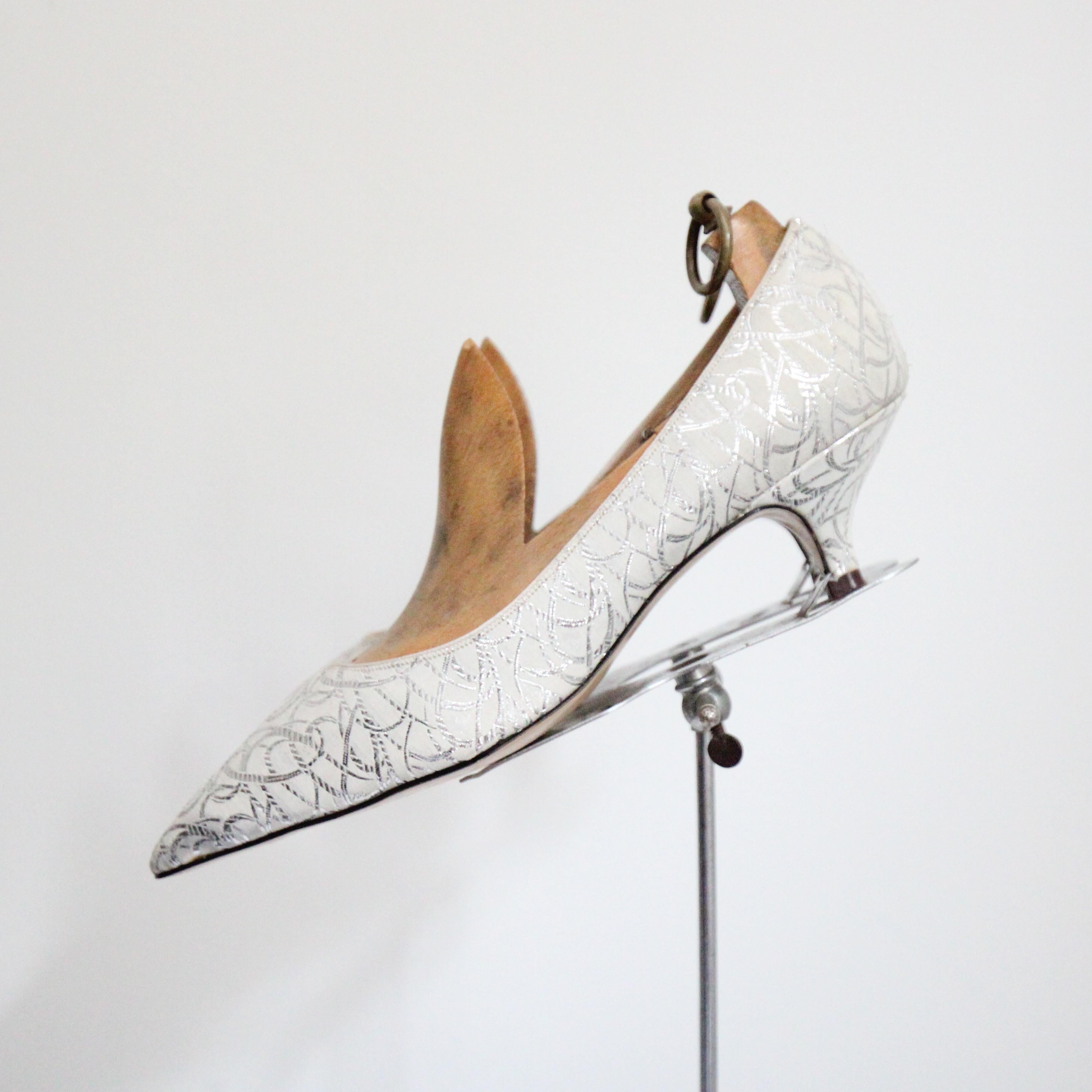 Vintage 1960's silver lurex kitten heels brocade heels UK 6.5 US 8.5 EU 39.5 In Good Condition In Cheltenham, GB