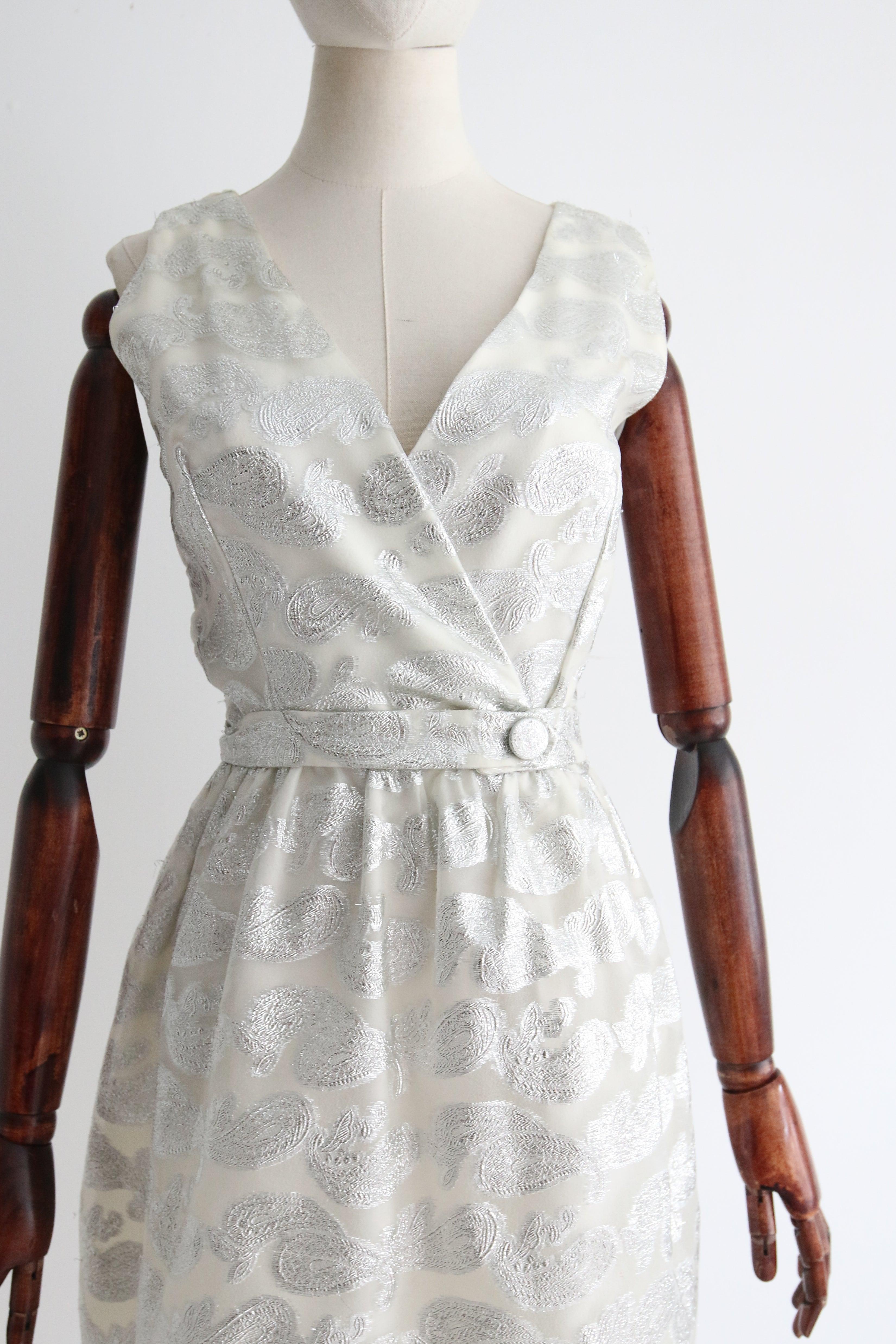 Vestido de cóctel de organza de seda de lúrex plateado de los años sesenta UK 8 US 4 Plata en venta