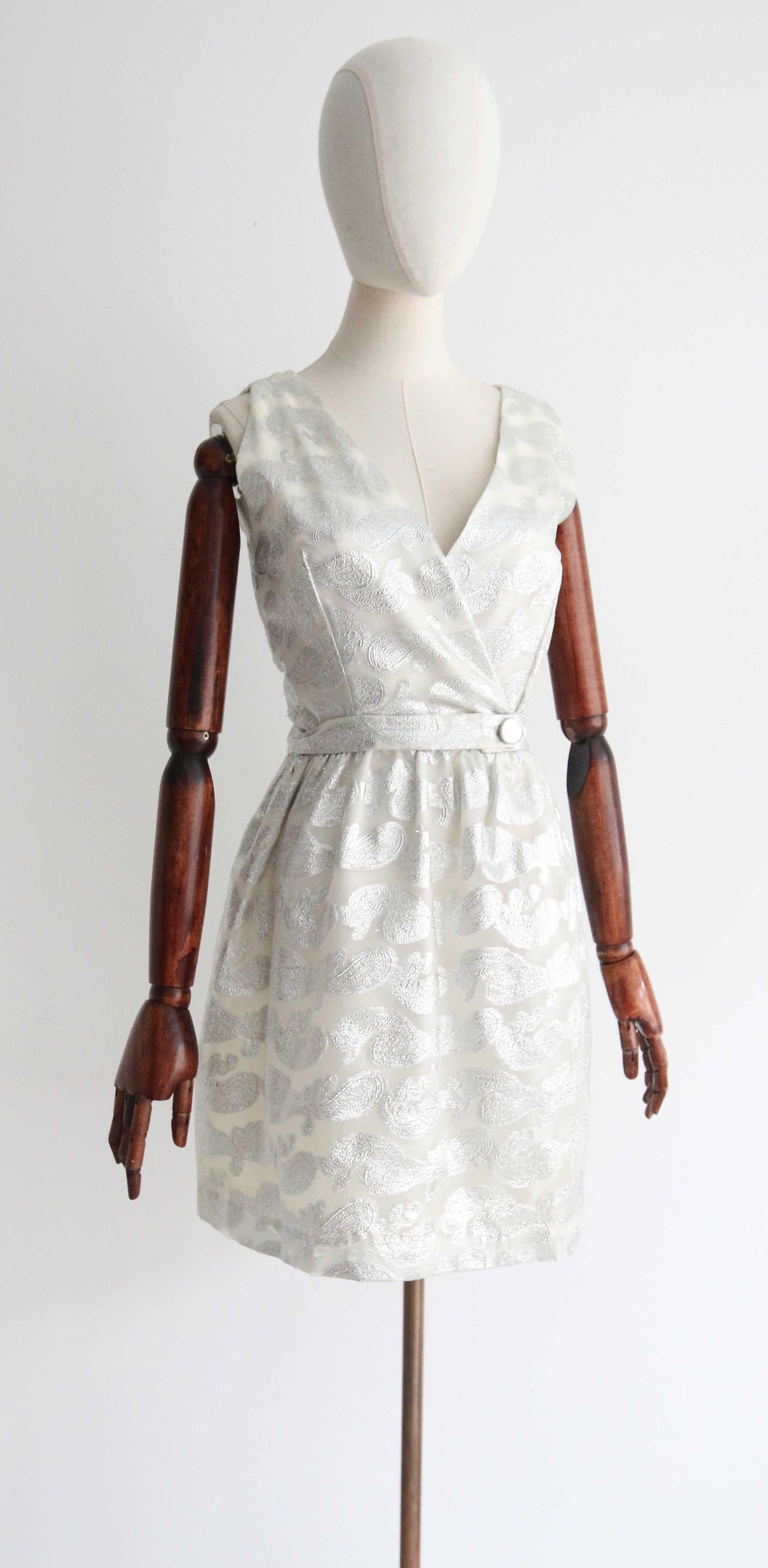 Vestido de cóctel de organza de seda de lúrex plateado de los años sesenta UK 8 US 4 en Bueno estado para la venta en Cheltenham, GB