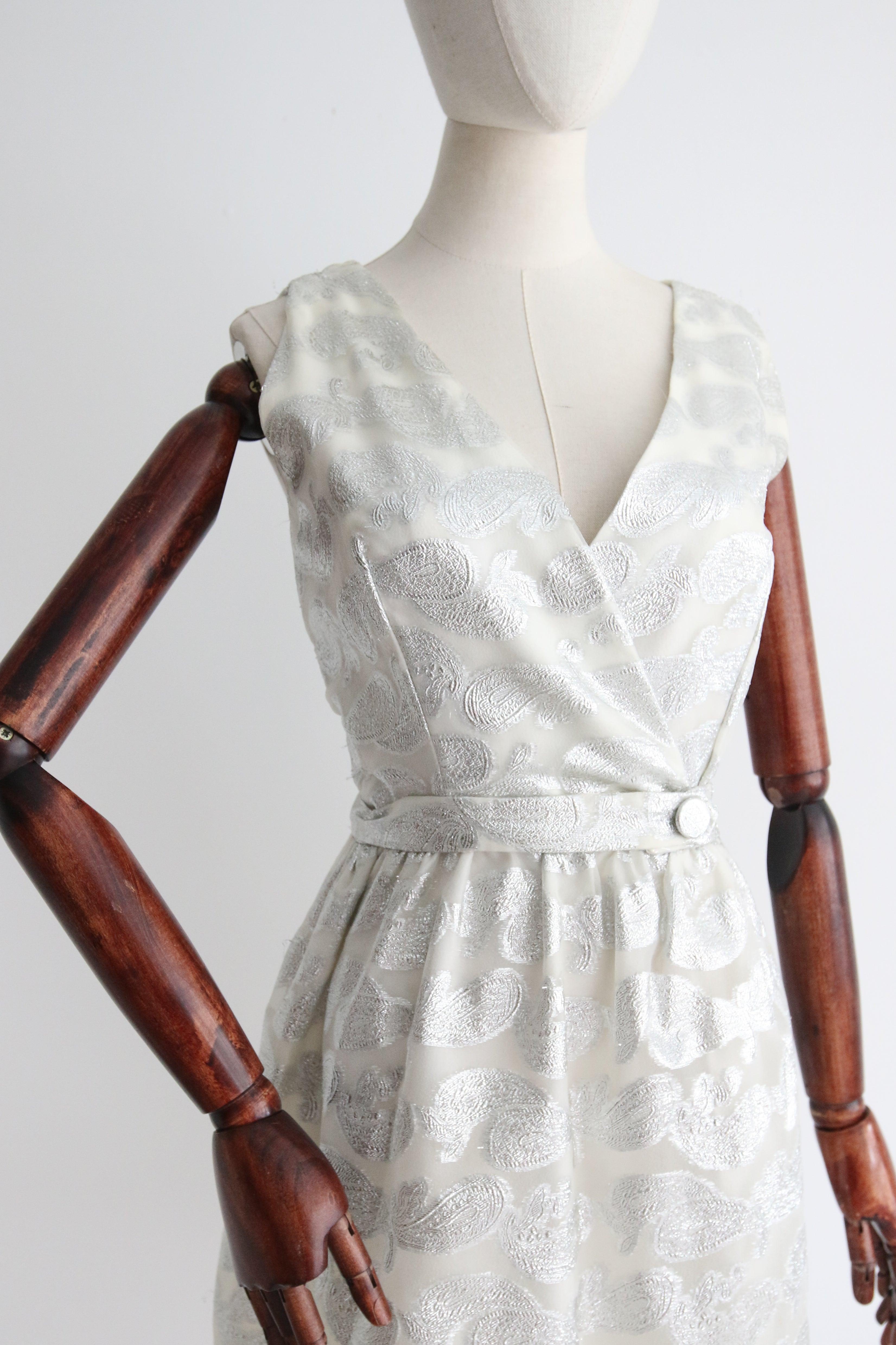 De las mujeres Vestido de cóctel de organza de seda de lúrex plateado de los años sesenta UK 8 US 4 en venta