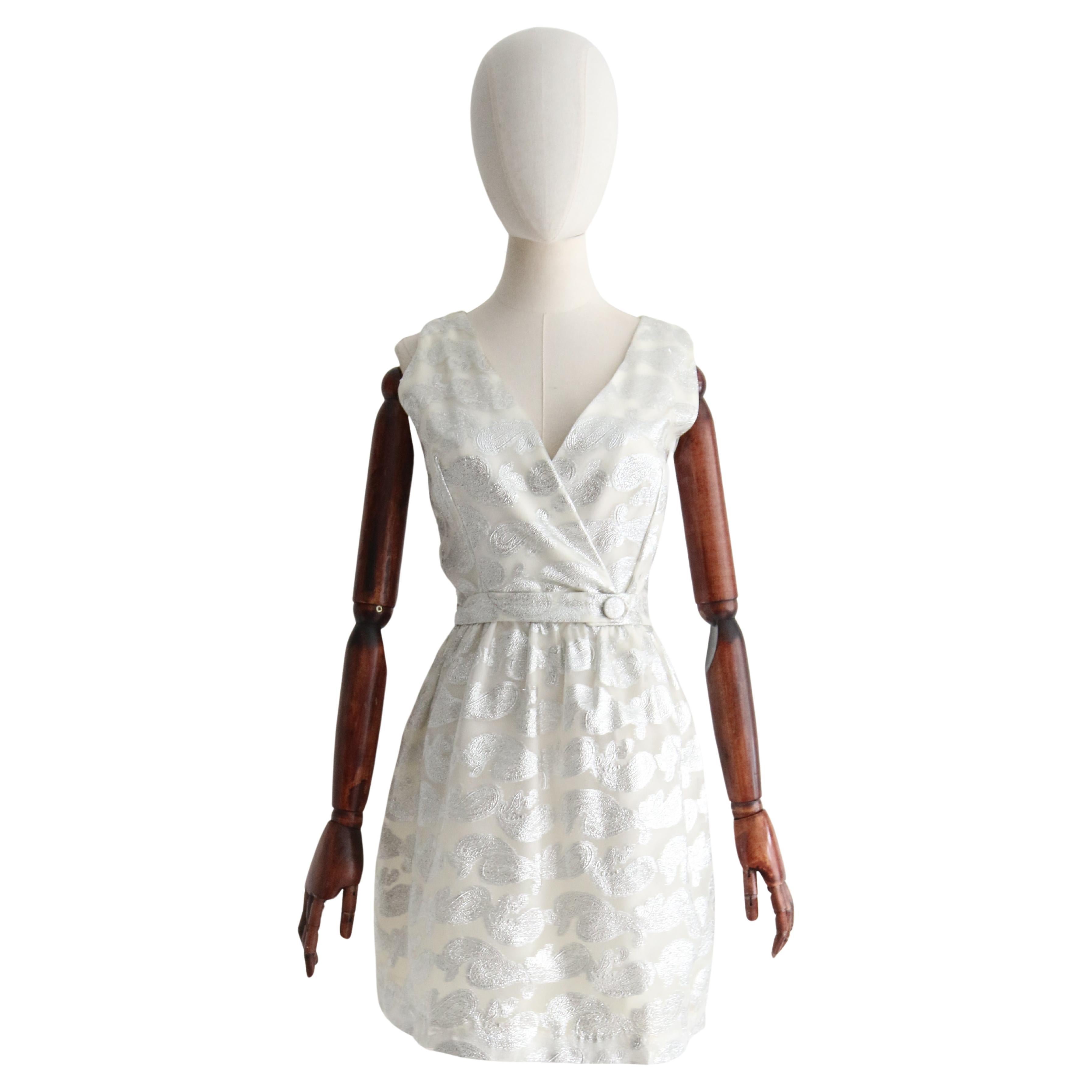 Vestido de cóctel de organza de seda de lúrex plateado de los años sesenta UK 8 US 4 en venta