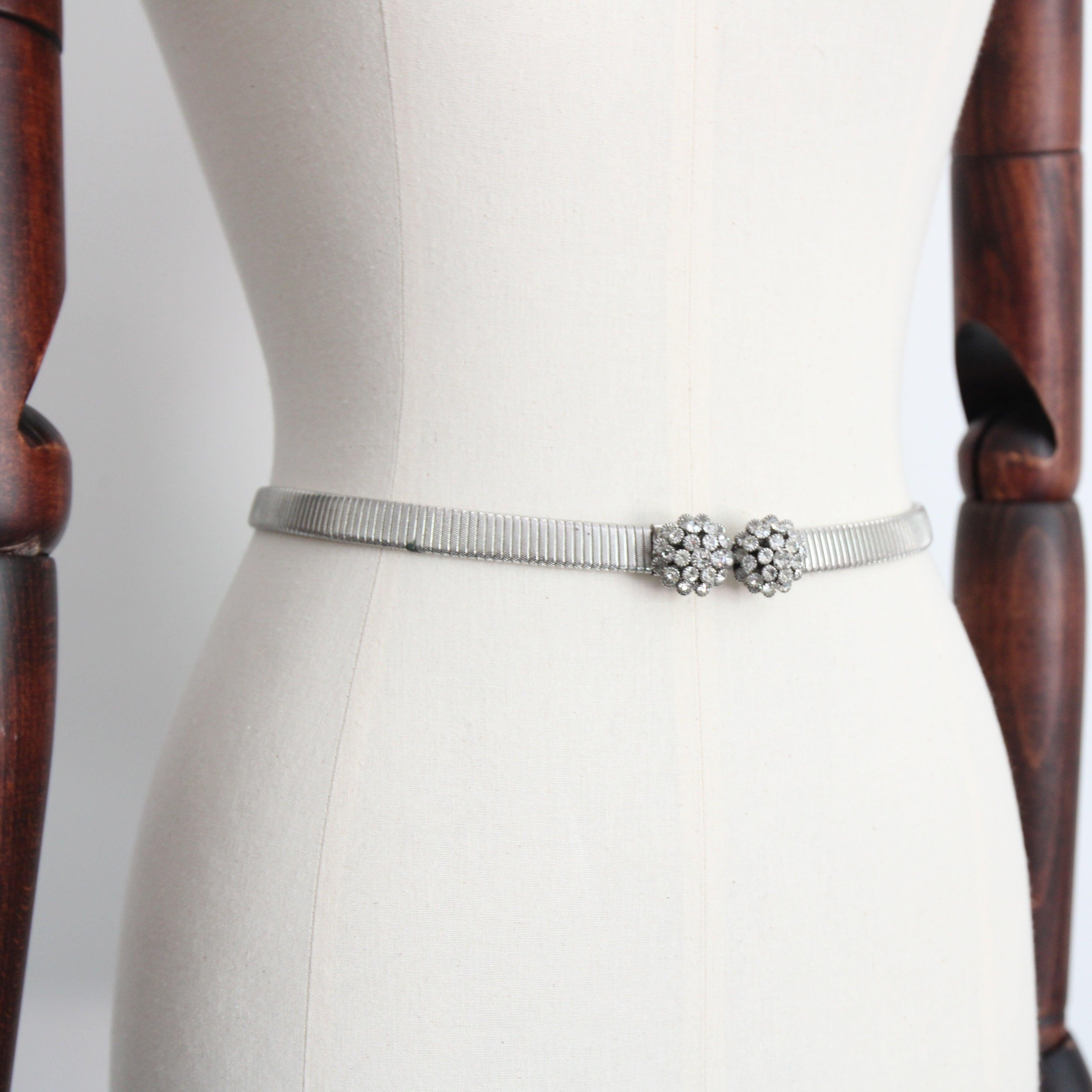 Vintage 1960's silver rhinestone domes belt  1960's silver waist chain belt In Good Condition For Sale In Cheltenham, GB