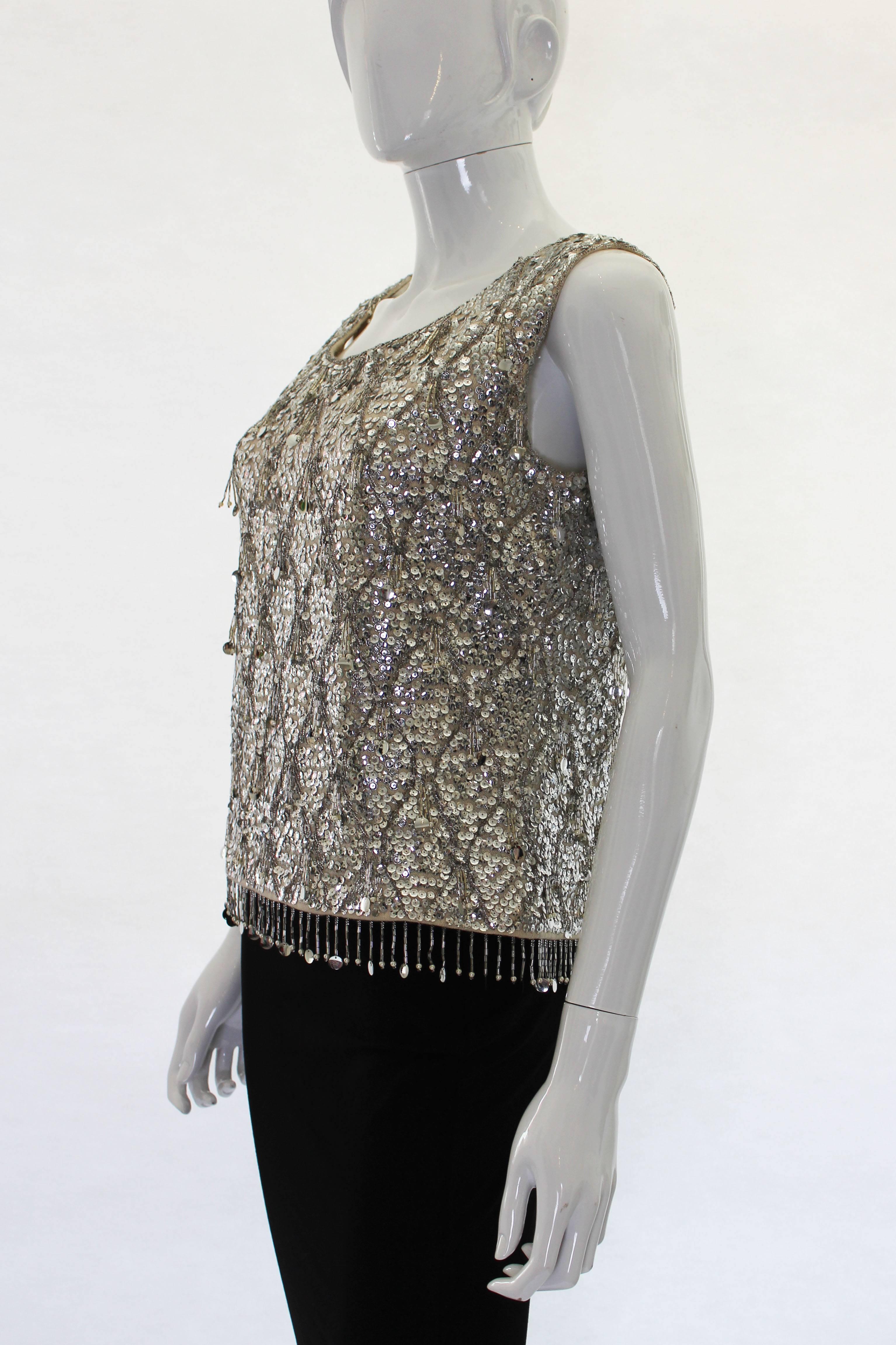 Ein wunderschönes, mit Perlen und Pailletten besetztes Abendkleid von Alan Lee of Mayfair. Der Körper des Oberteils ist aus einem weichen elfenbeinfarbenen Strick aus 100% Wolle gefertigt. Das Oberteil ist vollständig mit elfenbeinfarbener Seide