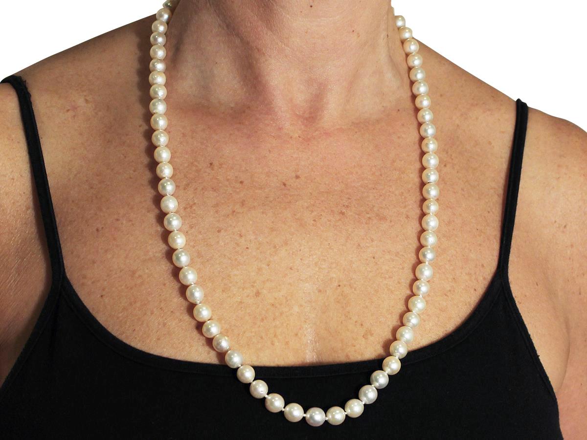 1960s Single Strand Cultured Pearl and Emerald Clasp White Gold Necklace For Sale 2