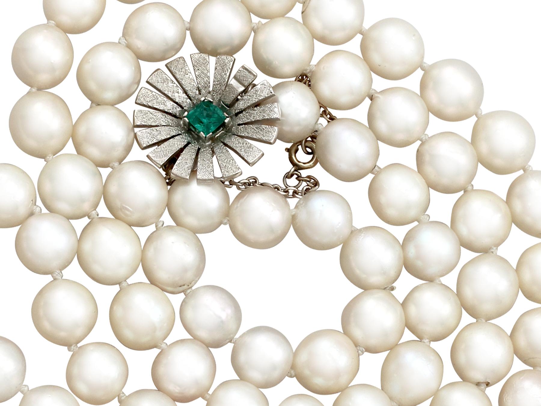 1960er Jahre Einzelstrang Zuchtperlen und Smaragd Verschluss Weißgold Halskette (Cabochon) im Angebot