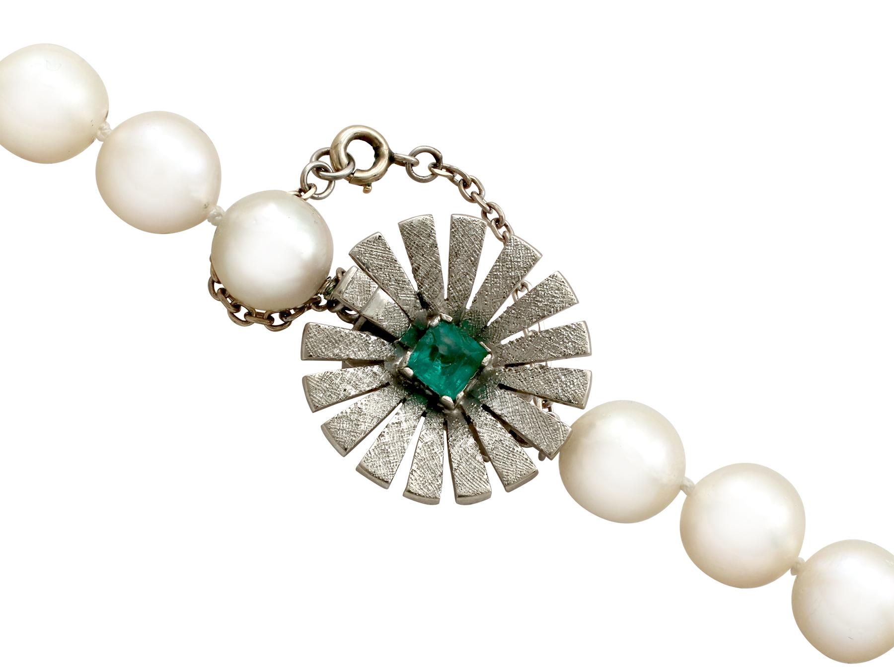 Cabochon 1960s Single Strand Cultured Pearl and Emerald Clasp White Gold Necklace For Sale