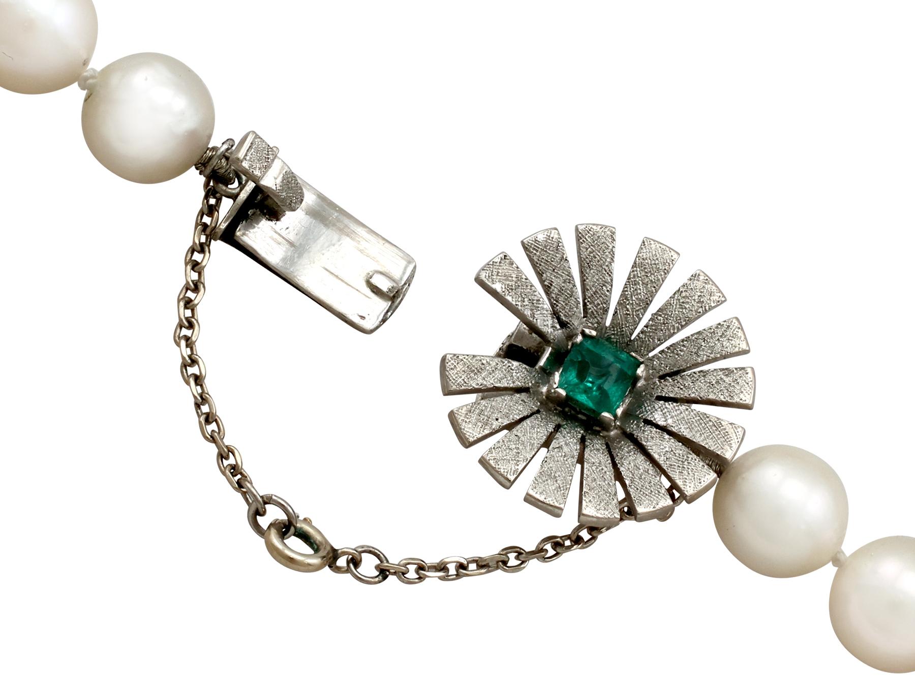 1960er Jahre Einzelstrang Zuchtperlen und Smaragd Verschluss Weißgold Halskette im Angebot 2
