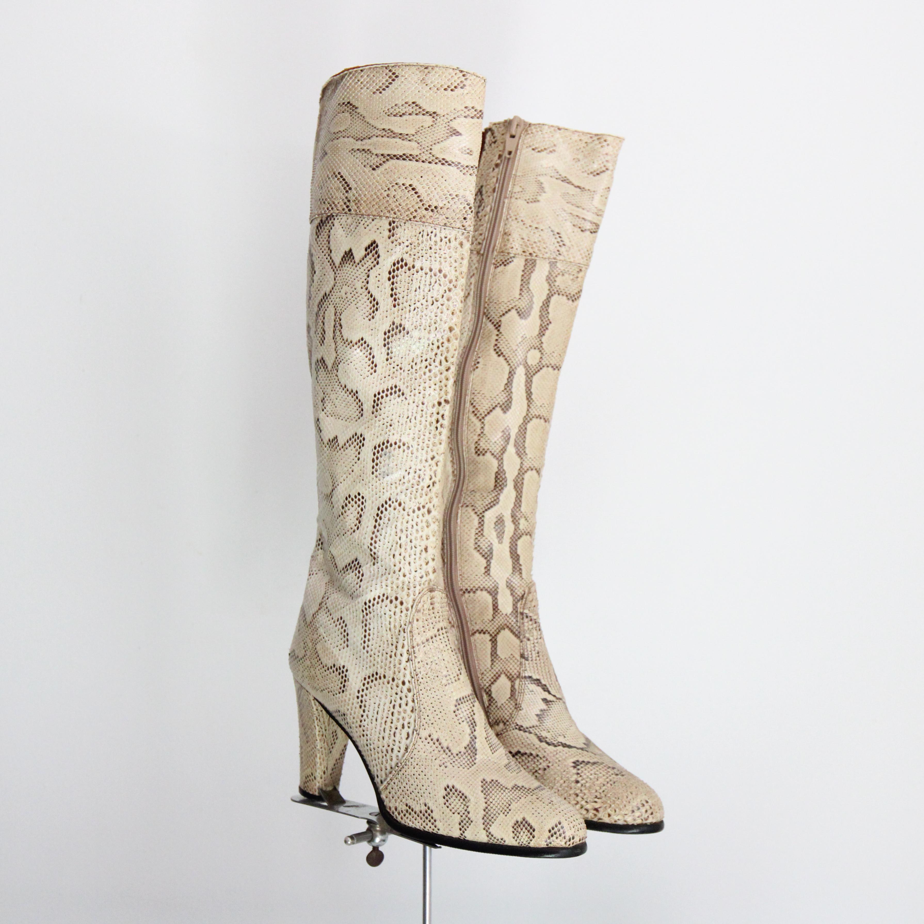 Il più bel paio di stivali in pelle di serpente Rosina Ferragamo degli anni '60 che tu possa mai sperare di vedere. 

La punta arrotondata dello stivale è accentuata da una tomaia aderente che si unisce alla parte anteriore del piede con una