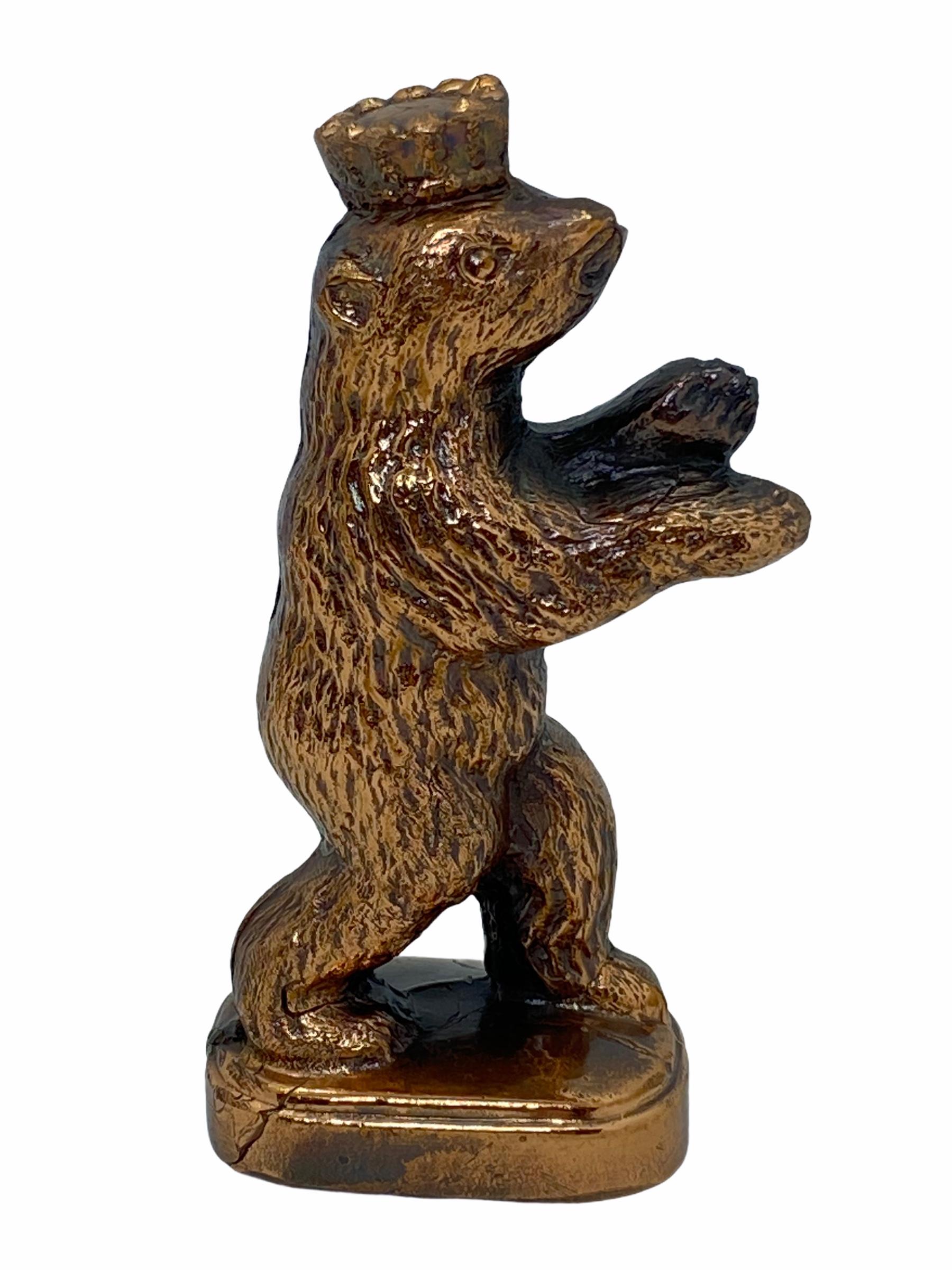 Statue d'ours berlinois décorative classique. Une certaine usure avec une belle patine, mais c'est de l'ancien. En métal. Cet objet a été acheté comme souvenir à Berlin et a été fabriqué au milieu du XXe siècle, probablement jusqu'à la fin des