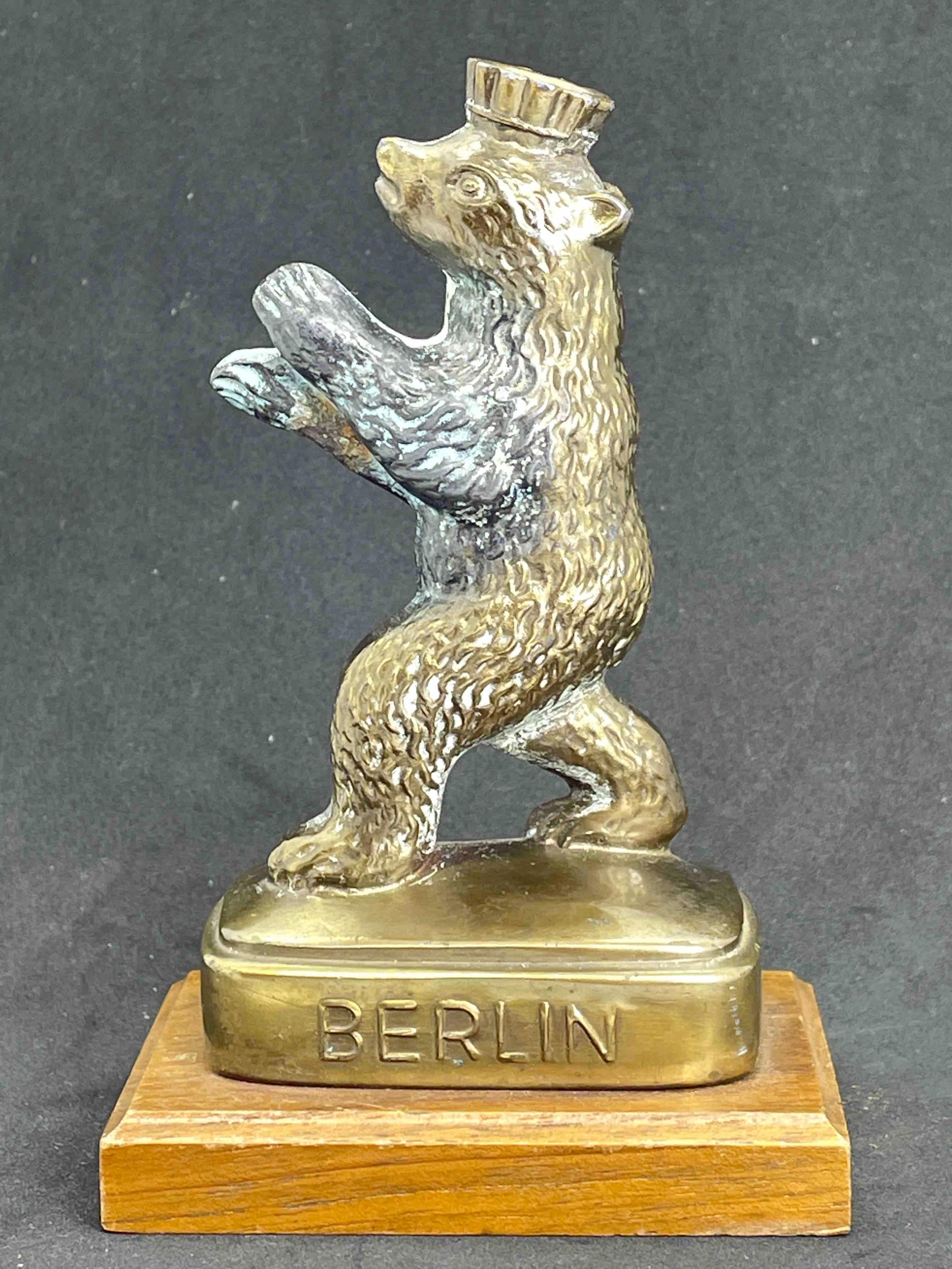 Vintage 1960s Souvenir Building Model Berlin Bear on Wooden Base, Metal Statue In Good Condition For Sale In Nuernberg, DE