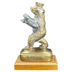 Souvenir-Gebäudemodell Berlin Bär aus den 1960er Jahren auf Holzsockel, Metallstatue