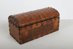 Scatola in pelle goffrata e borchiata di La Vieja España, vintage anni '60, revival spagnolo