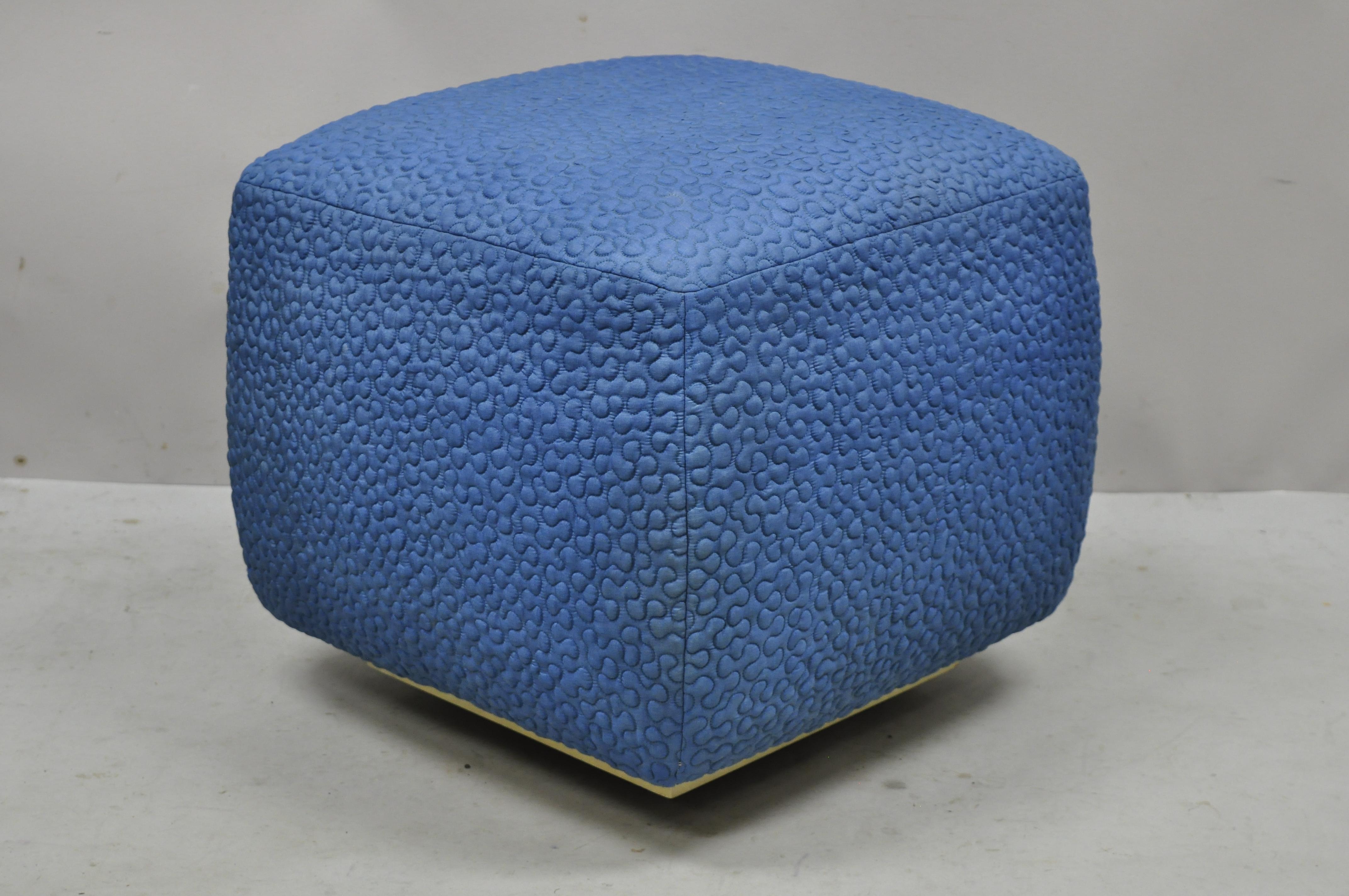 Vintage 1960s square pouf ottoman blue stitched fabric rolling casters wheels. L'article présente un tissu bleu surpiqué des années 1960, un socle en bois avec roulettes, un cadre en bois massif, un très bel article vintage, des lignes modernistes
