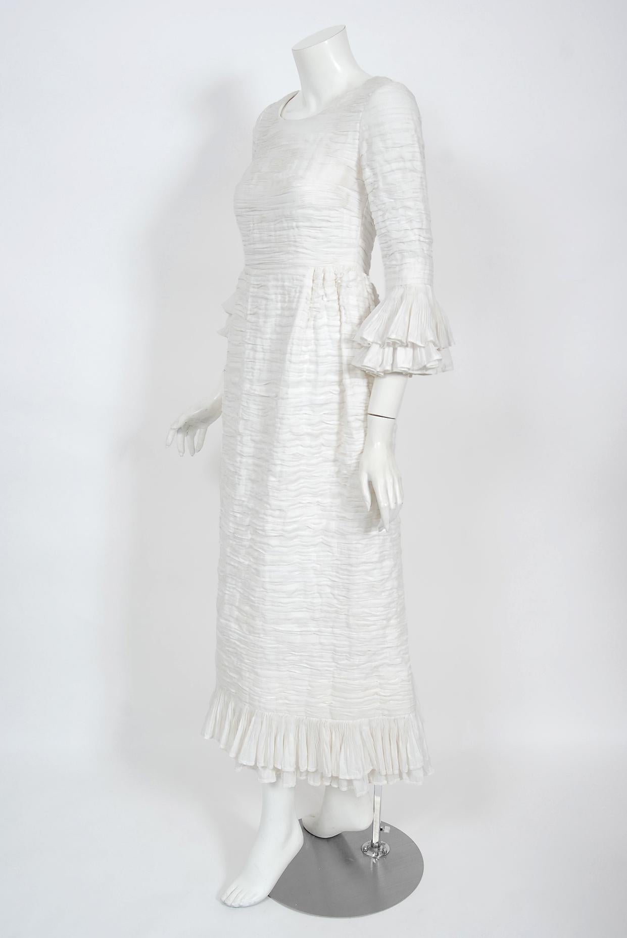 Vintage 1960's Sybil Connolly Couture Pleated White Linen Bell-Sleeve Dress In Good Condition For Sale In Beverly Hills, CA