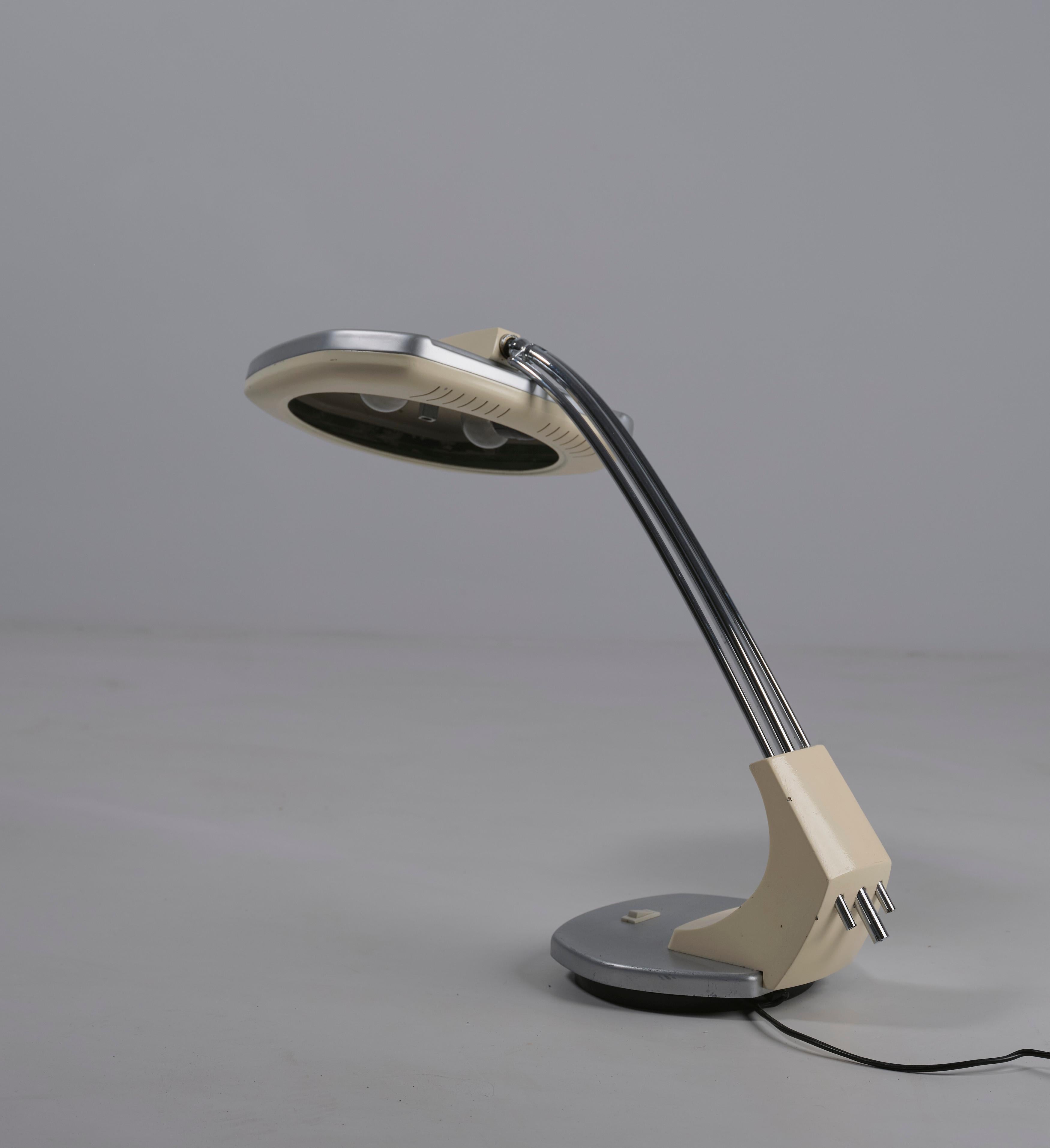 Mid-Century moderno Lampada da tavolo vintage anni '60: Acciaio e legno massiccio laccato crema in vendita