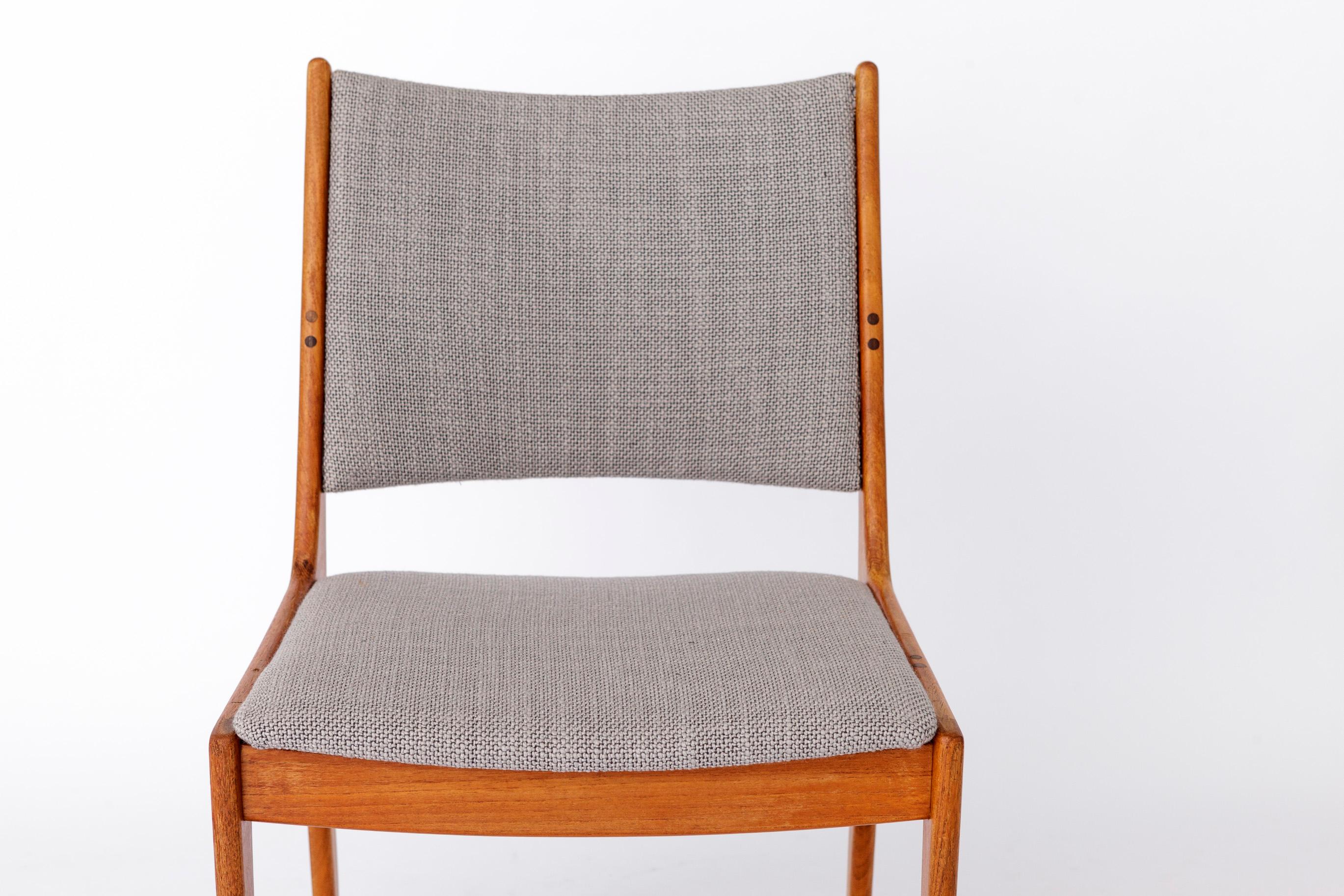 Dining Chair by Johannes Andersen for Uldum

Discover this exquisite dining chair from renowned designer Johannes Andersen, created for the Danish manufacturer Uldum during the 1960s. Only one is currently available, with two similar chairs expected