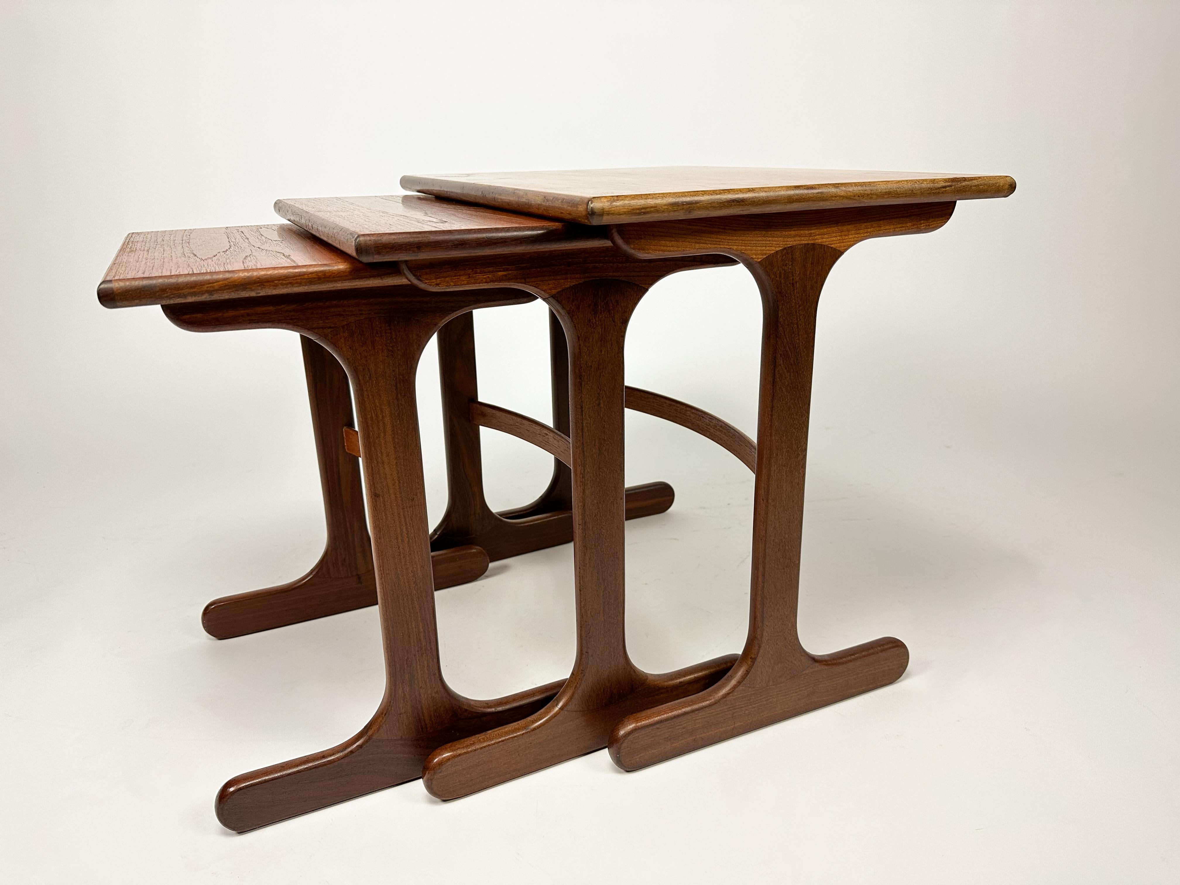 Europeo Nido di tavoli G-Plan in teak vintage del 1960, tavolo da nido, design di metà secolo in vendita