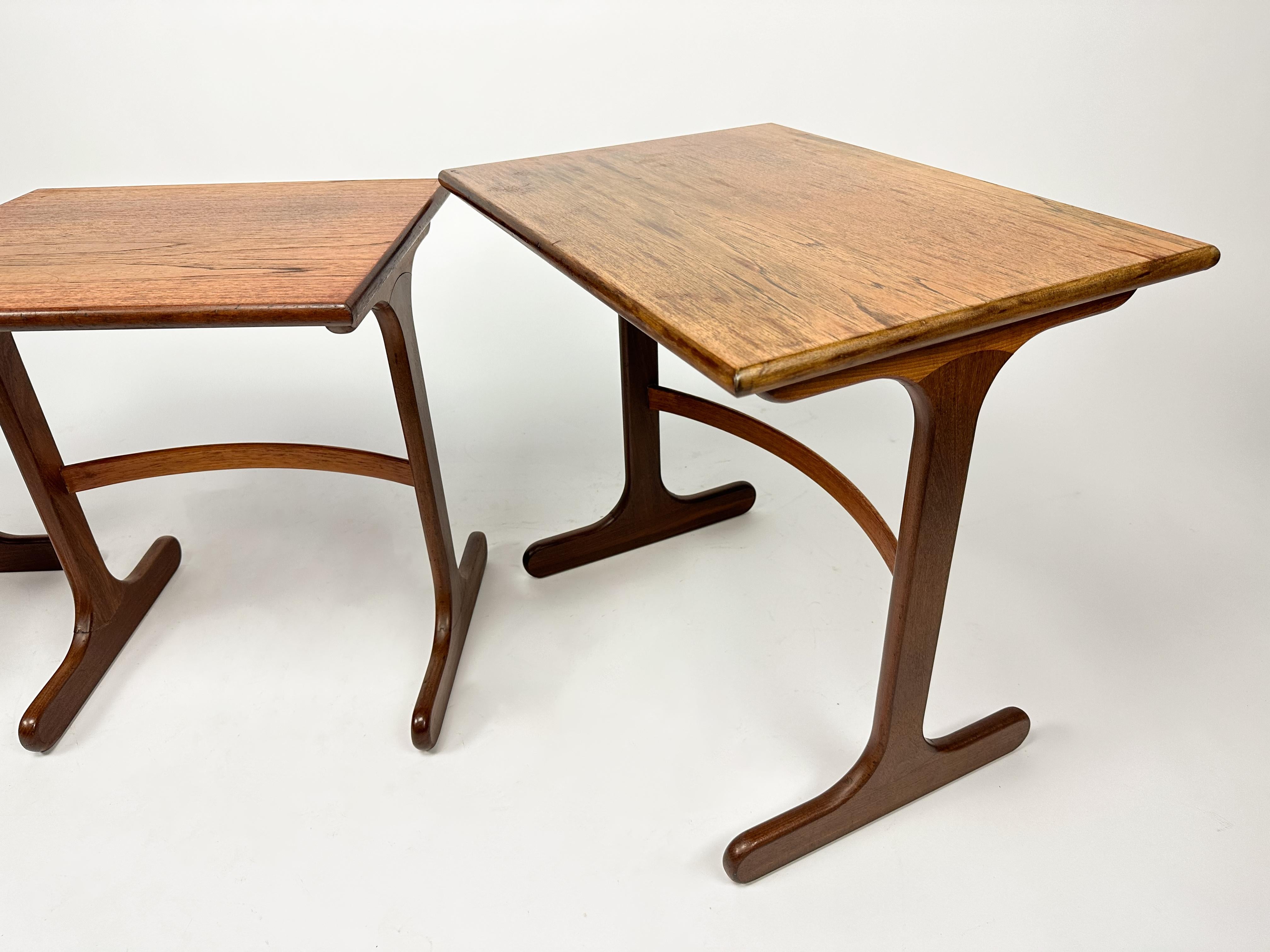 Nido di tavoli G-Plan in teak vintage del 1960, tavolo da nido, design di metà secolo In condizioni buone in vendita a BERKEL EN RODENRIJS, NL