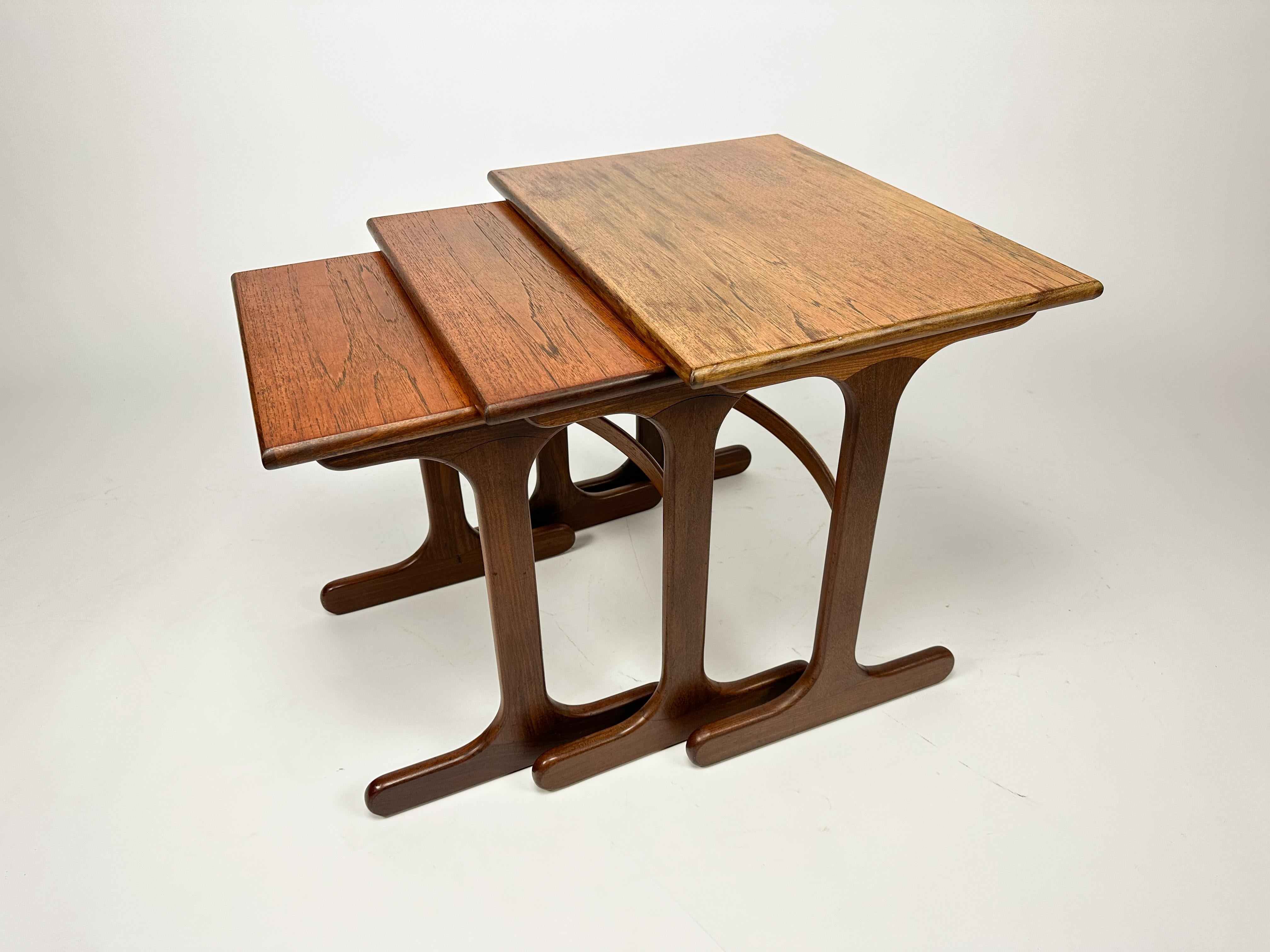 Nido di tavoli G-Plan in teak vintage del 1960, tavolo da nido, design di metà secolo