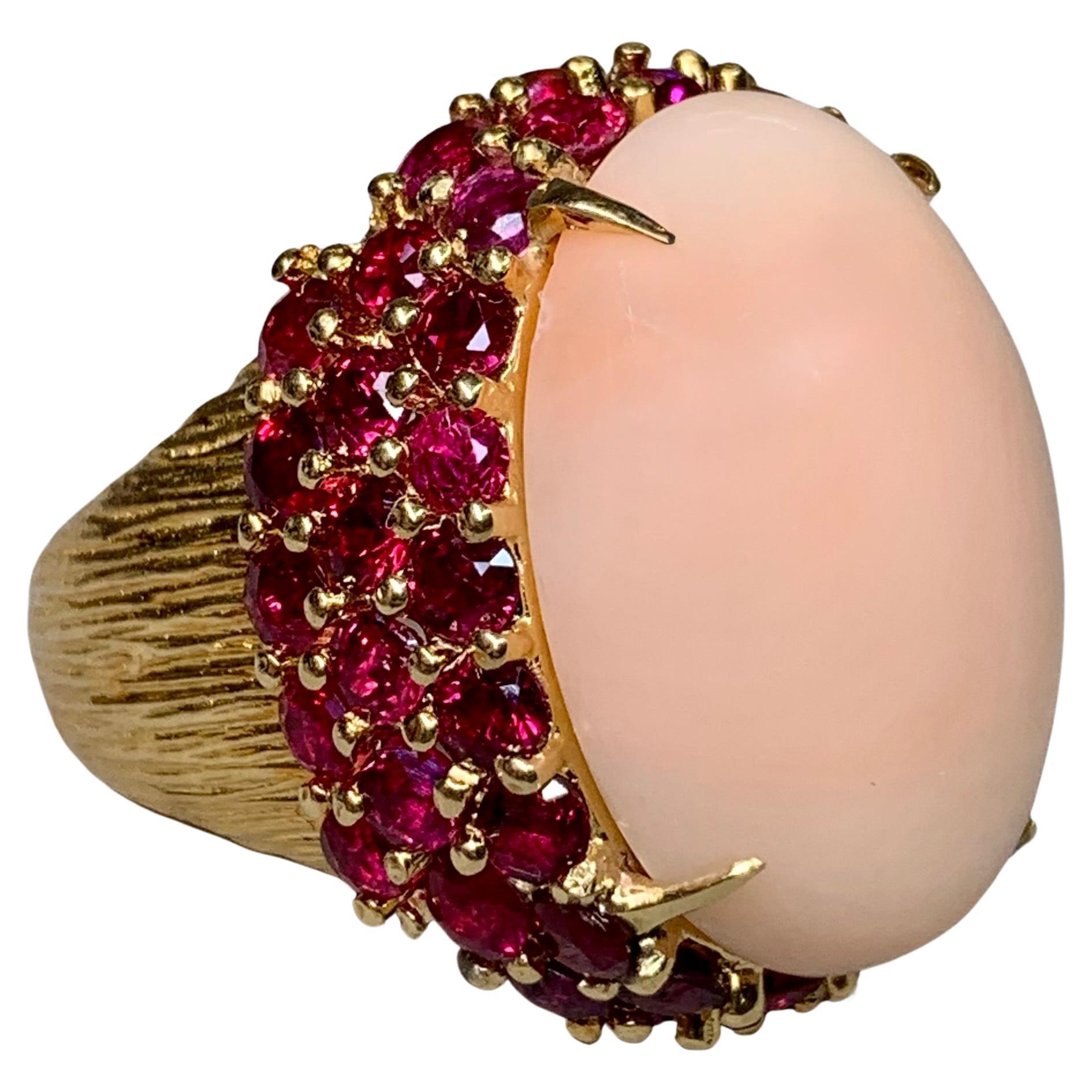 Anillo de cóctel de oro amarillo de 18 quilates con cabujón de coral rosa y rubí vintage de los años 60