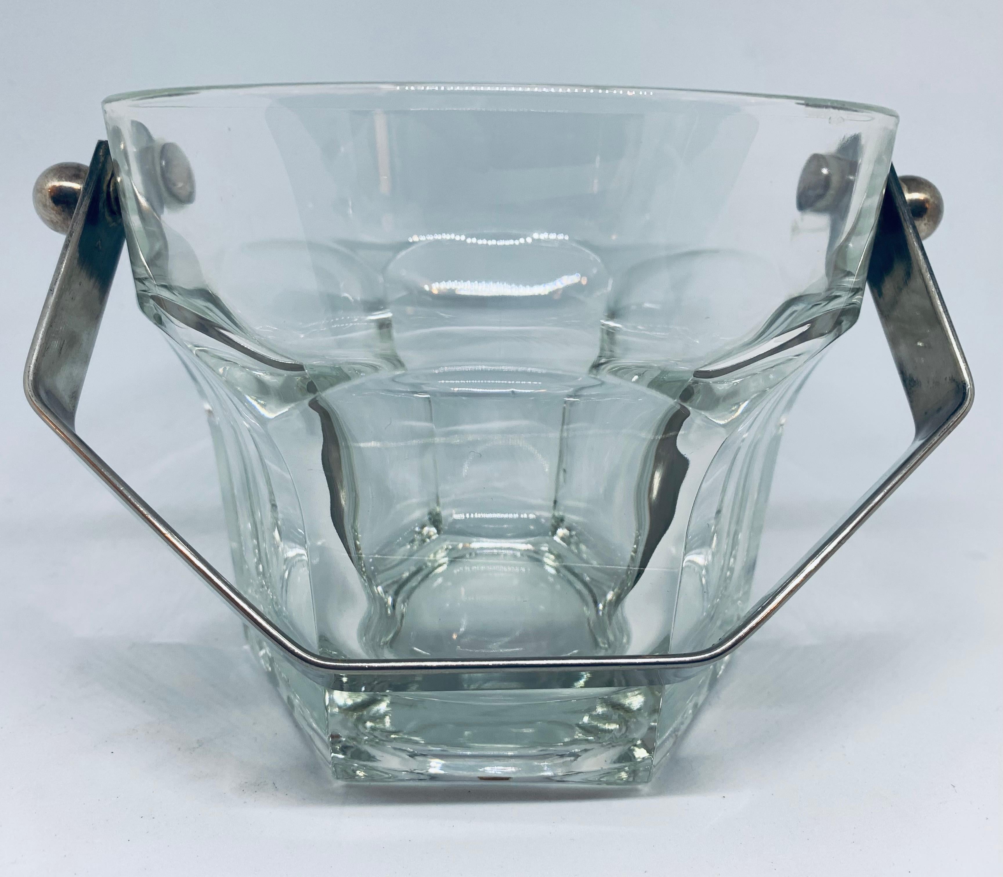 A vintage 1960s small hexagonal ice bucket with a silver plate handle. In very good vintage condition.

Dimensions: Diameter: 15cm height: 12cm height to the top of the handle: 20cm.