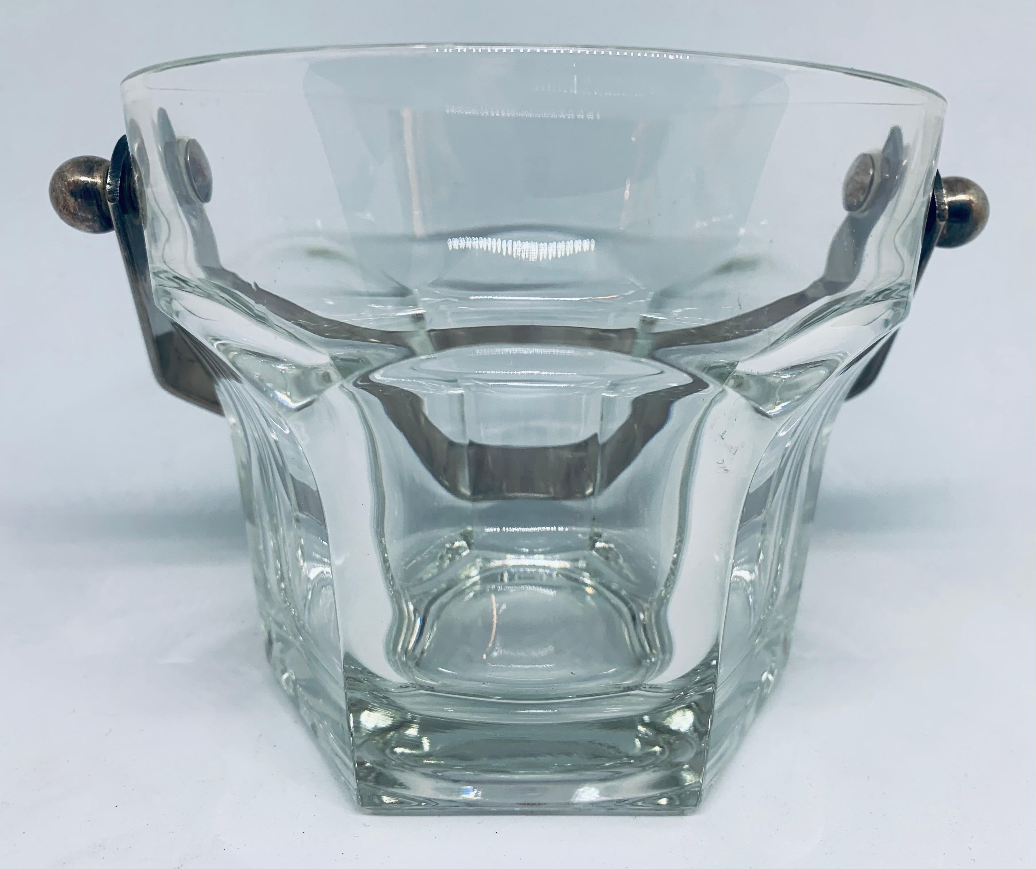 Vintage 1960s Thick Clear Glass Ice Bucket with a Silver Plate Handle In Good Condition In London, GB