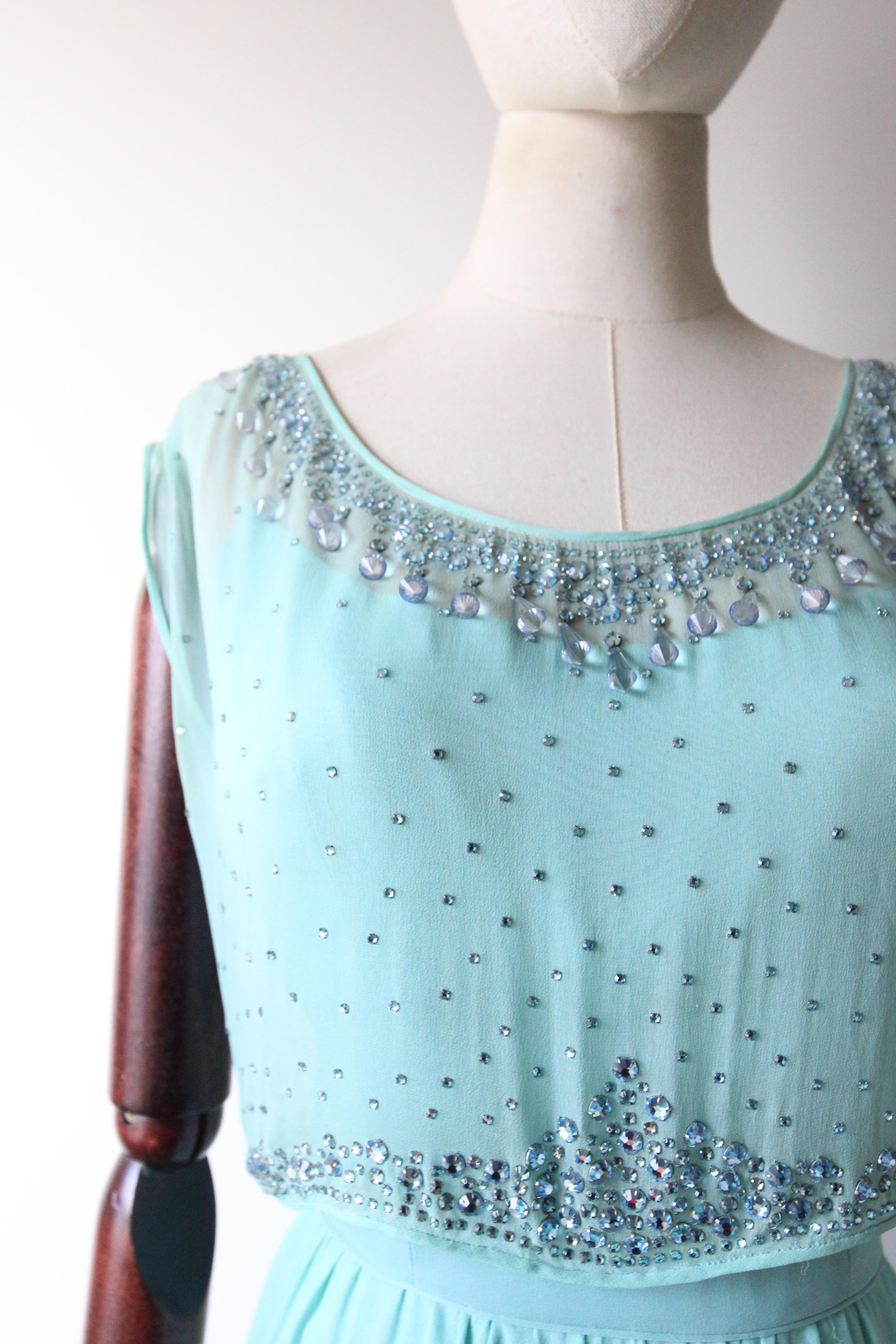 Vestido de noche vintage años 60 Tiffany azul de gasa de seda con pedrería UK 8 US 4 en venta 6