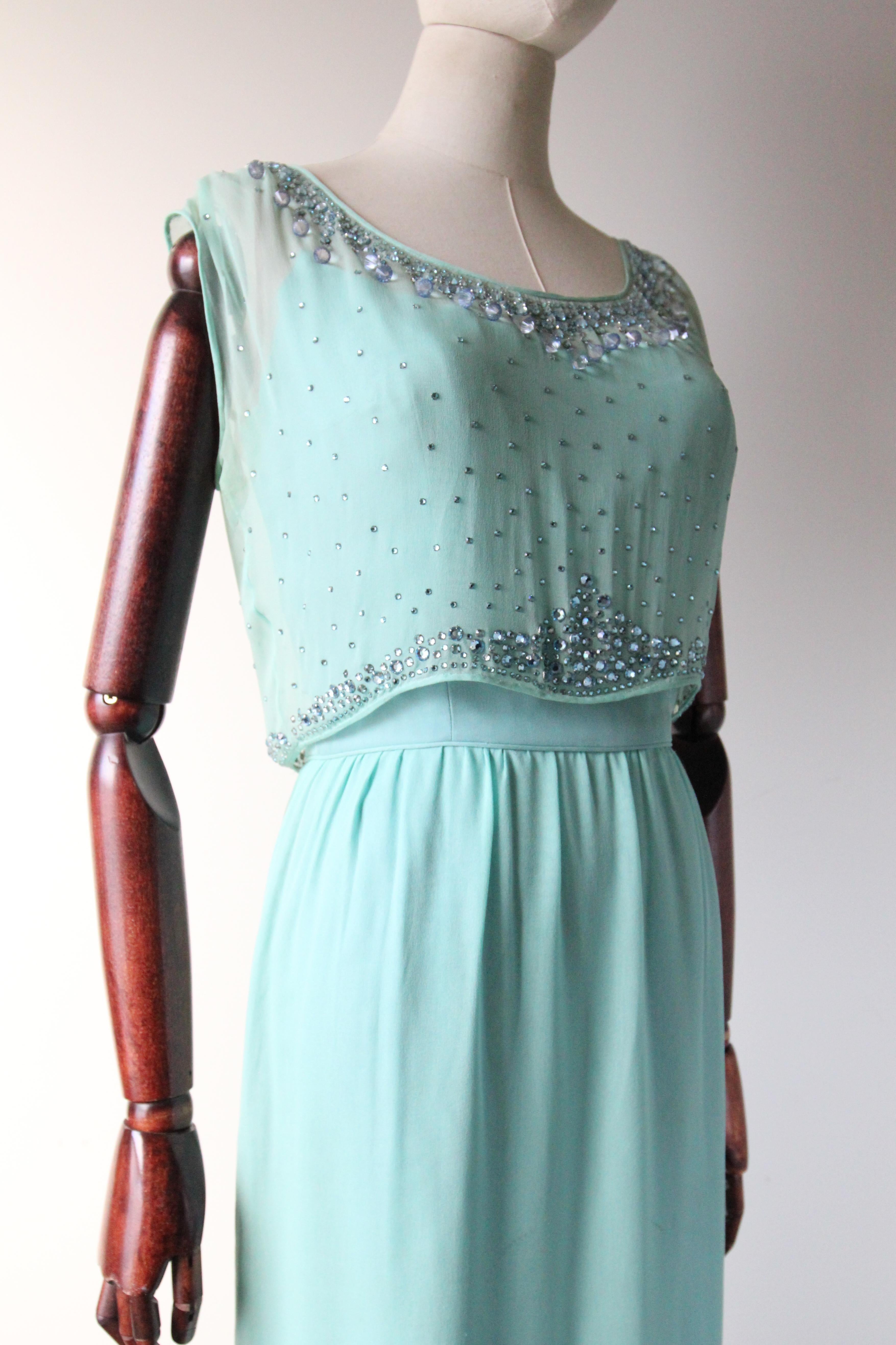 Vestido de noche vintage años 60 Tiffany azul de gasa de seda con pedrería UK 8 US 4 en Bueno estado para la venta en Cheltenham, GB