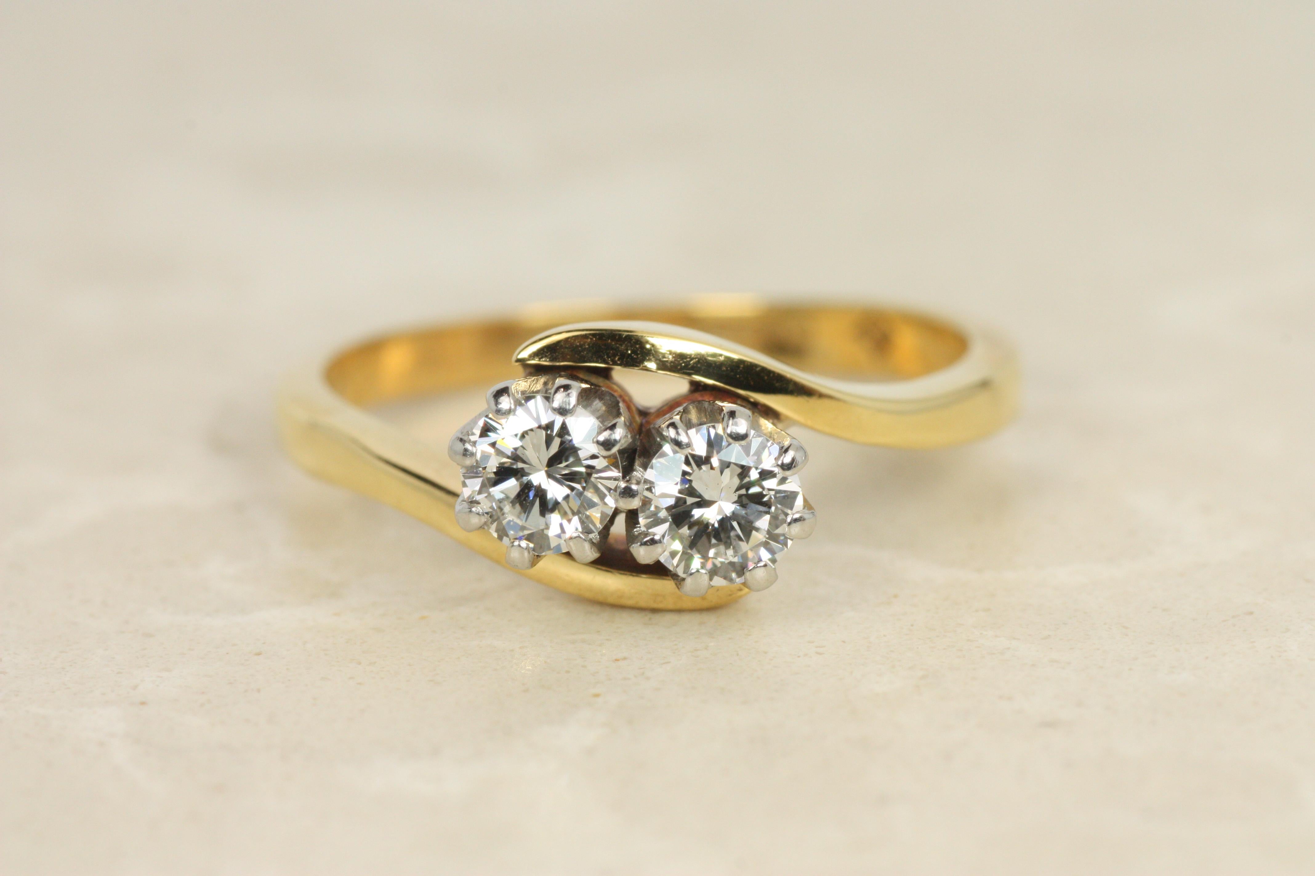Vintage 1960s Toi et Moi Engagement Ring – 0.53ct Round Diamonds (Rundschliff) im Angebot